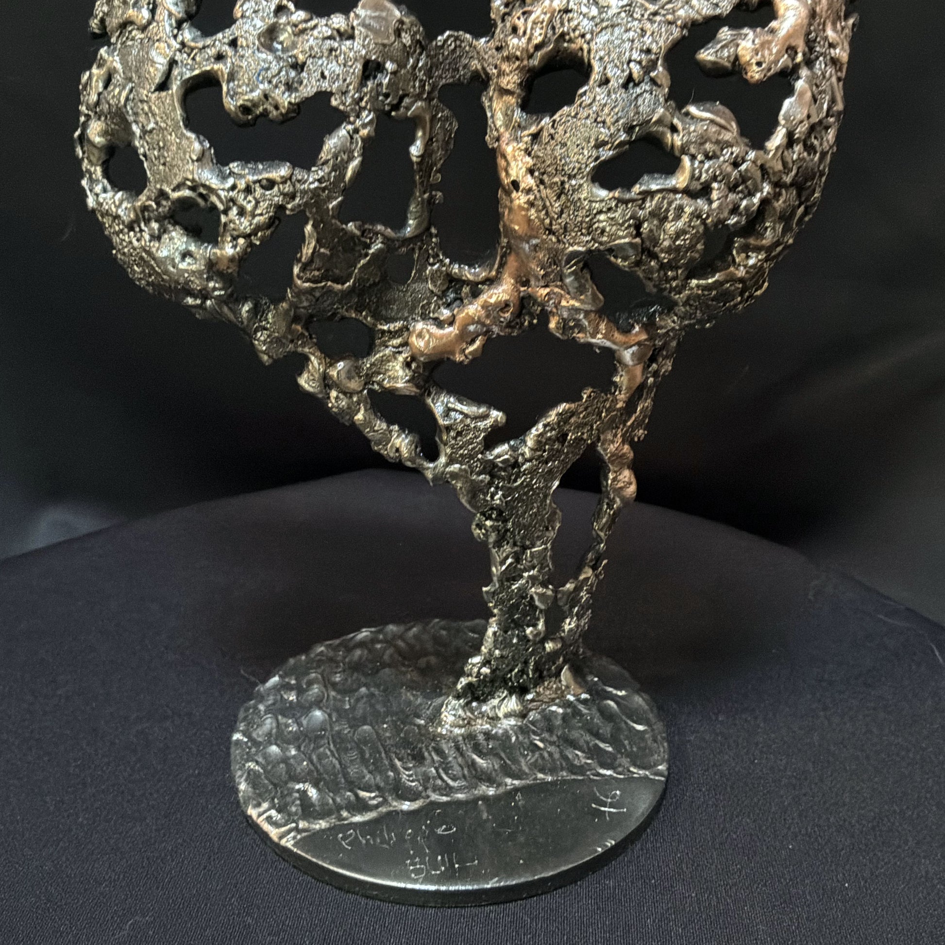 Détail de la texture organique en acier et bronze de la sculpture Pavarti Éclosion