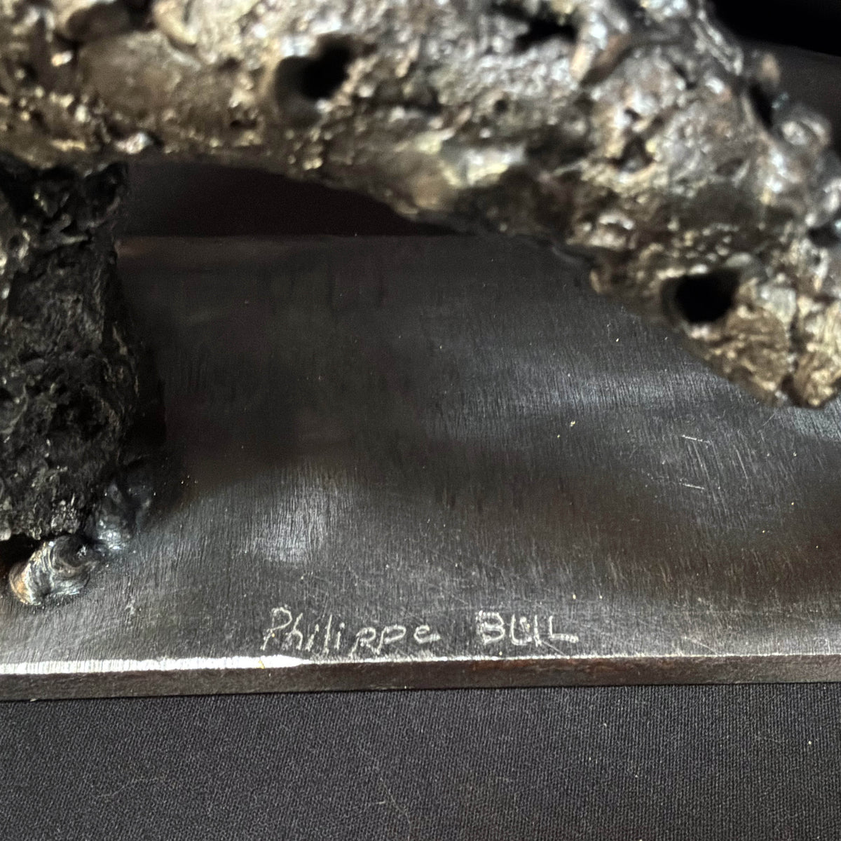 Signature de l'artiste sur la sculpture un échange