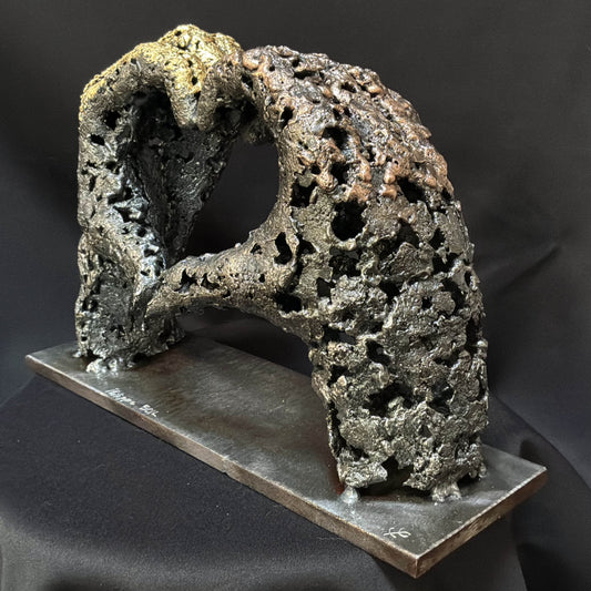 Profil droit de la sculpture « Un échange » en acier et bronze, avec sa structure métallique ajourée