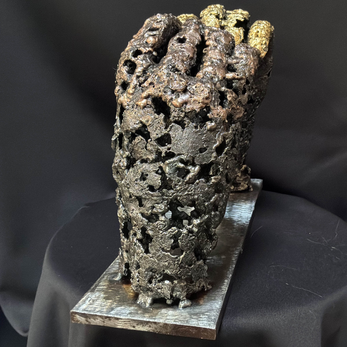 Vue de trois quarts de la sculpture en dentelle de métal « Un échange », mettant en valeur ses volumes organiques