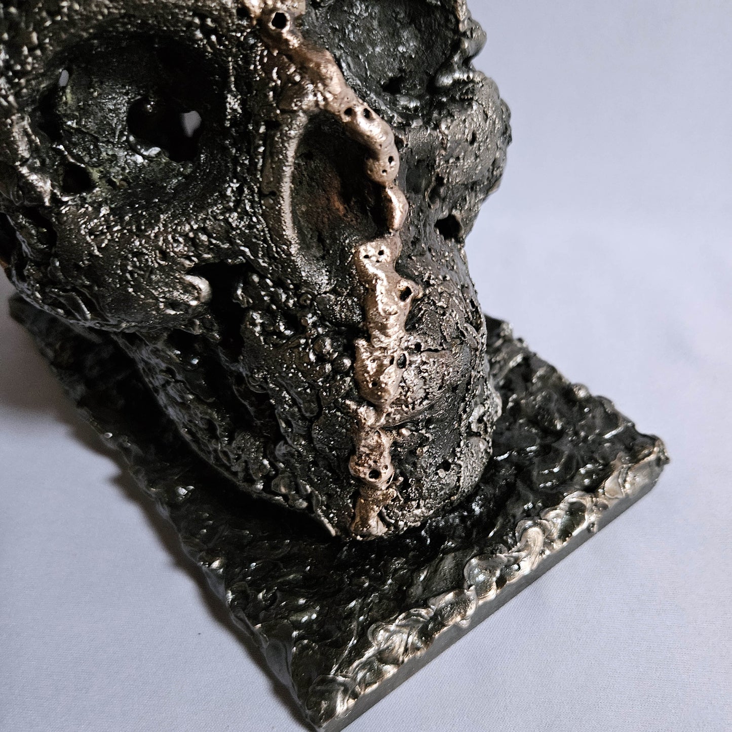 Vanité 3-24 - Sculpture crane metal dentelle acier et bronze