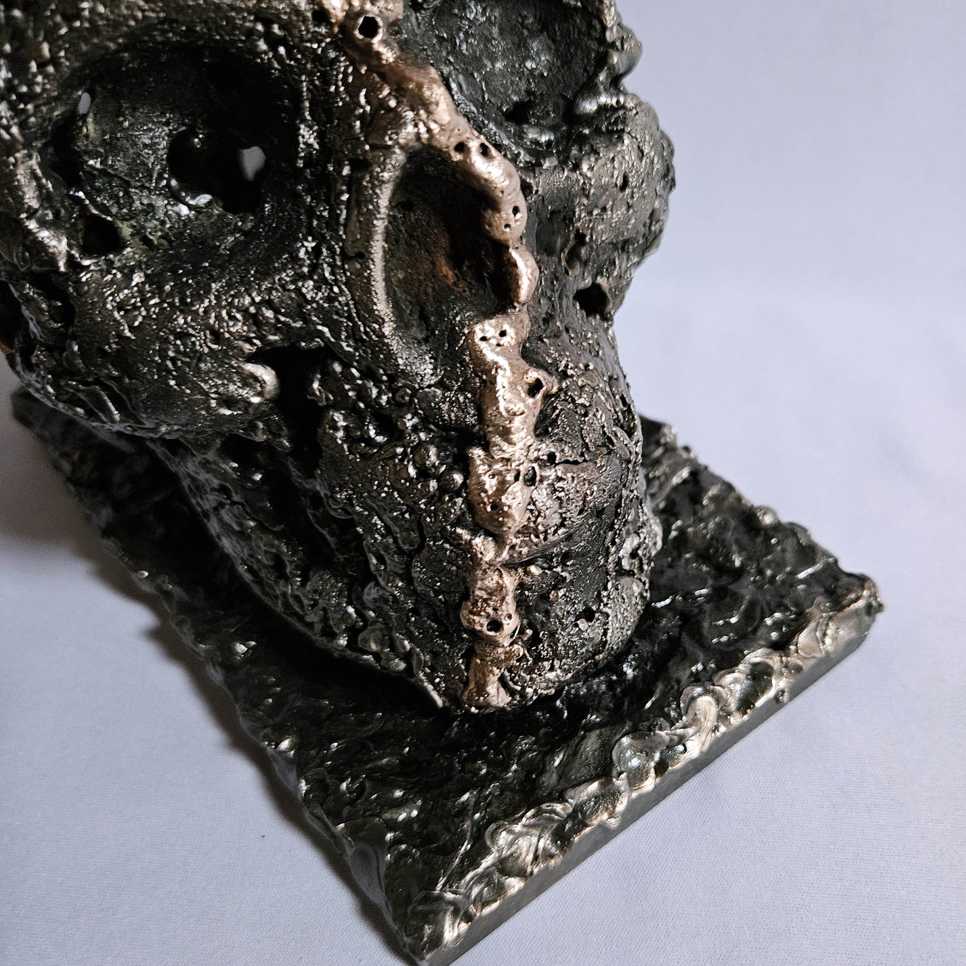 Vanité 3-24 - Sculpture crane metal dentelle acier et bronze