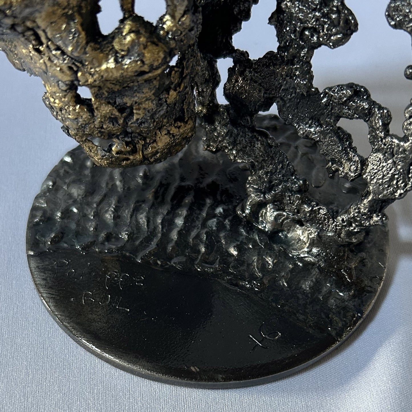 Vanité Chanel Doré 30-25 - Sculpture crane acier en dentelle métal avec logo coco chanel