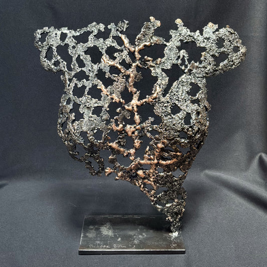 Belisama Au cœur de la matière, sculpture cœur anatomique en acier et bronze en dentelle de métal par Philippe Buil.