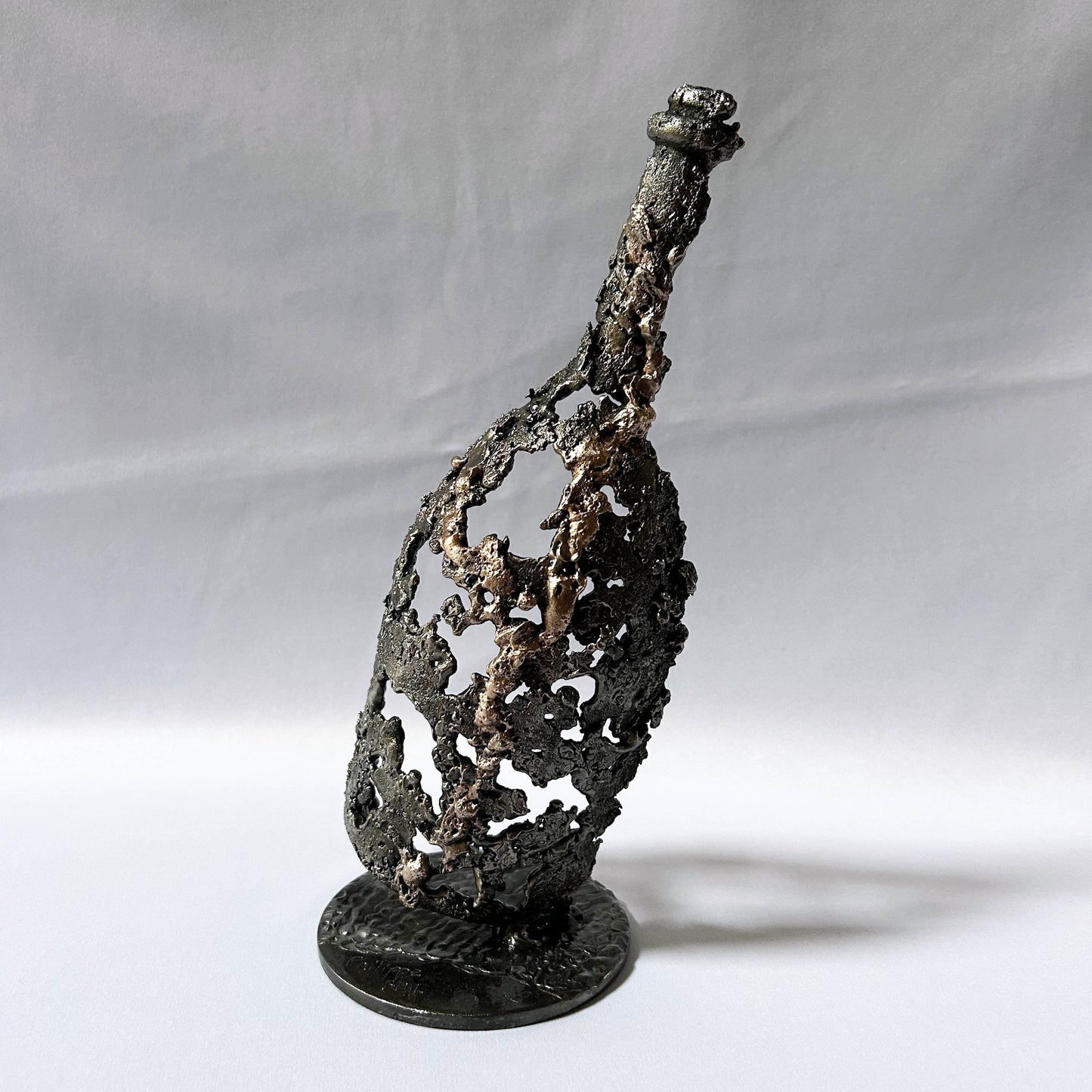 sculpture bouteille champagne métal acier et bronze dentelle
