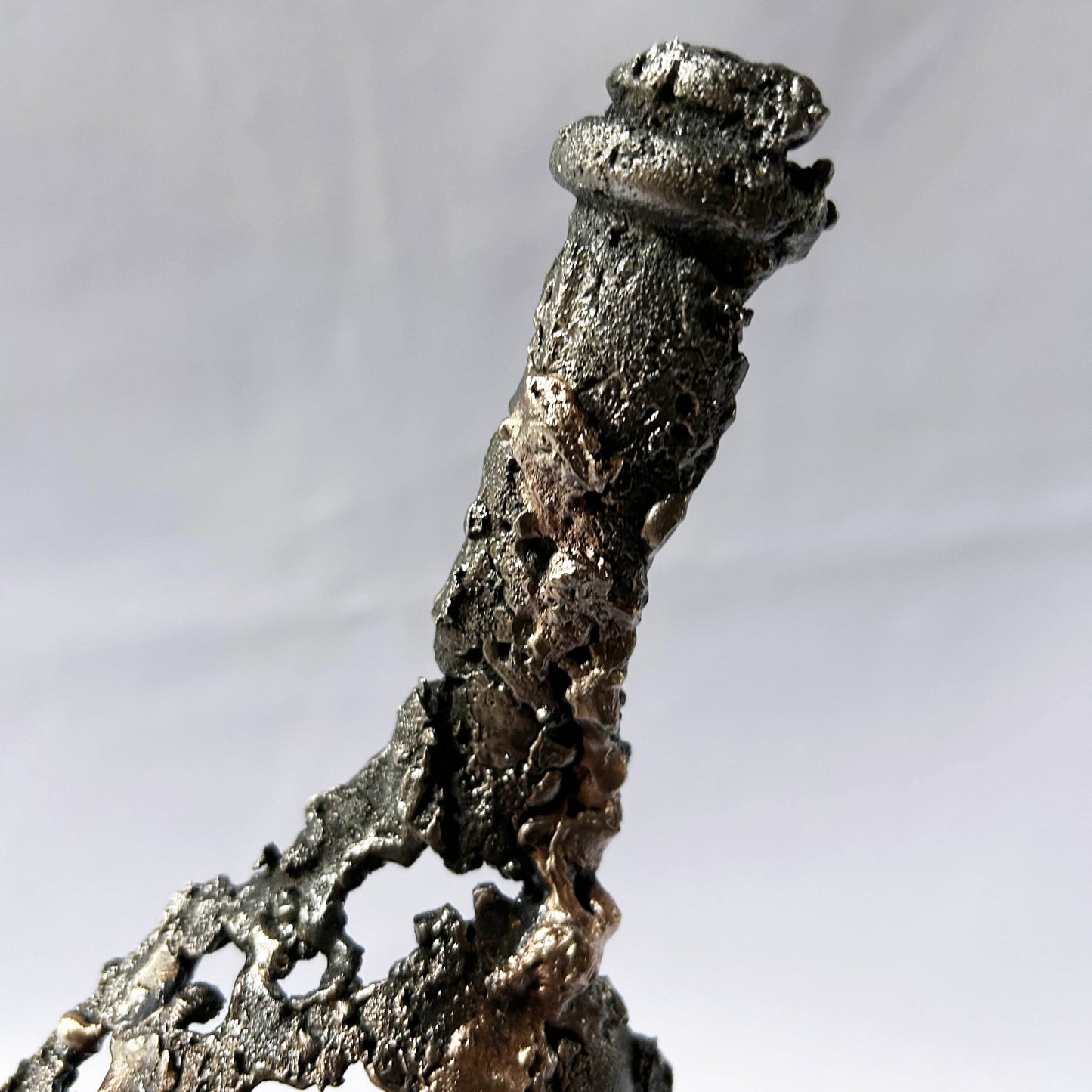 détail texture sculpture acier bronze ajouré