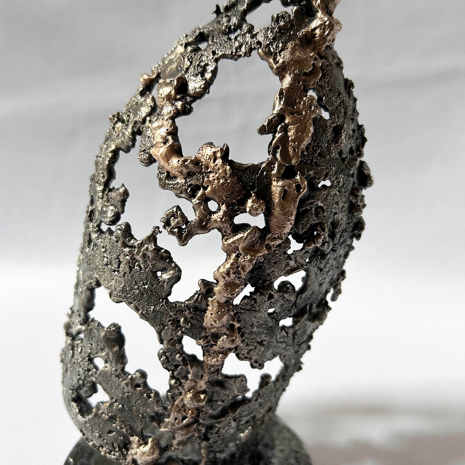 détail sculpture bouteille luxe métal organique