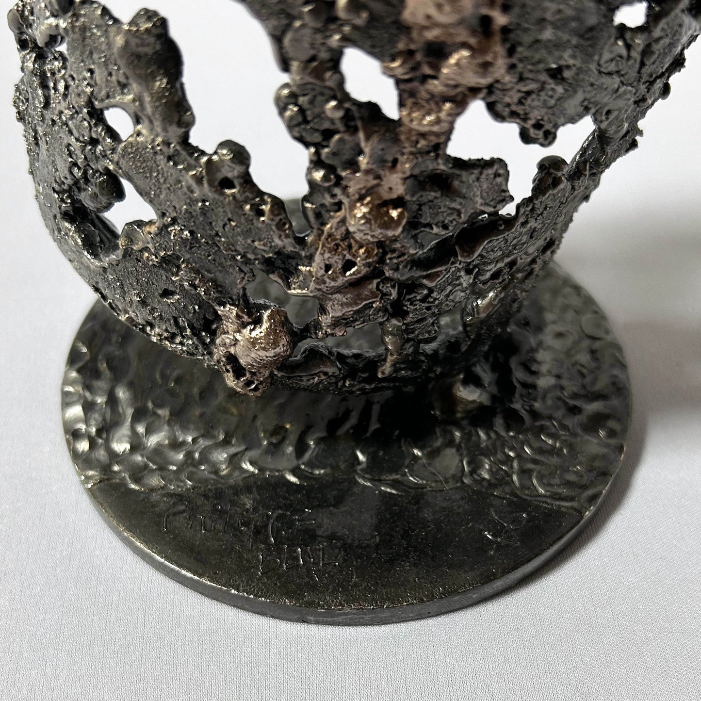 Signature de Philippe Buil sur sculpture bouteille luxe métal organique