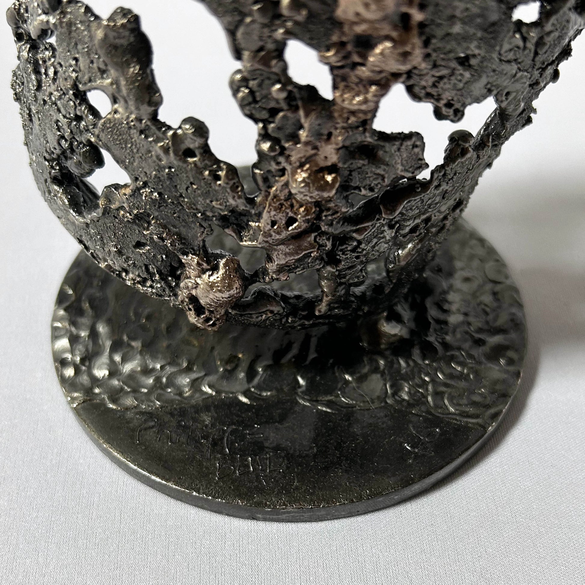 Signature de Philippe Buil sur sculpture bouteille luxe métal organique