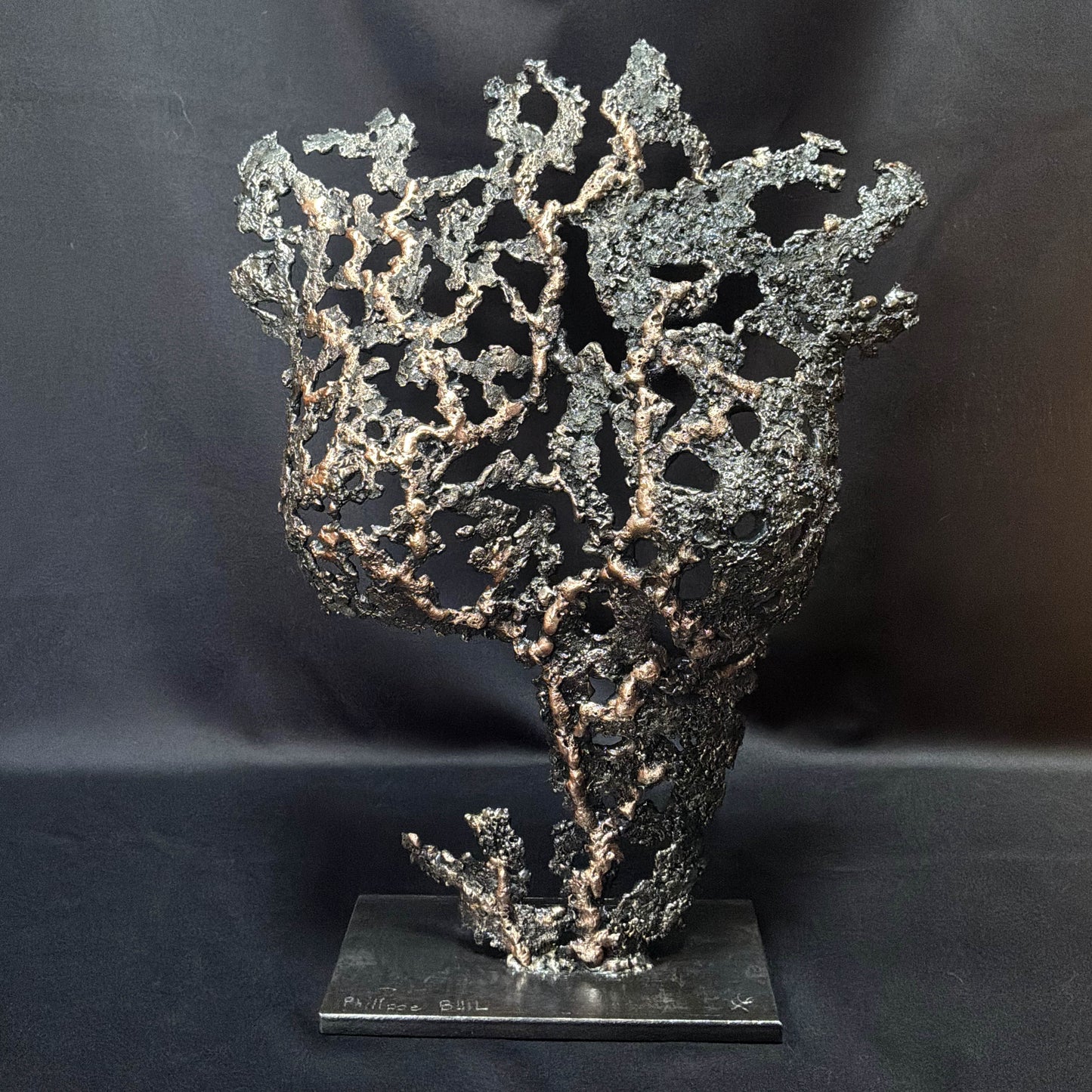 Au cœur du feu, sculpture de buste féminin en acier et bronze réalisée à la main