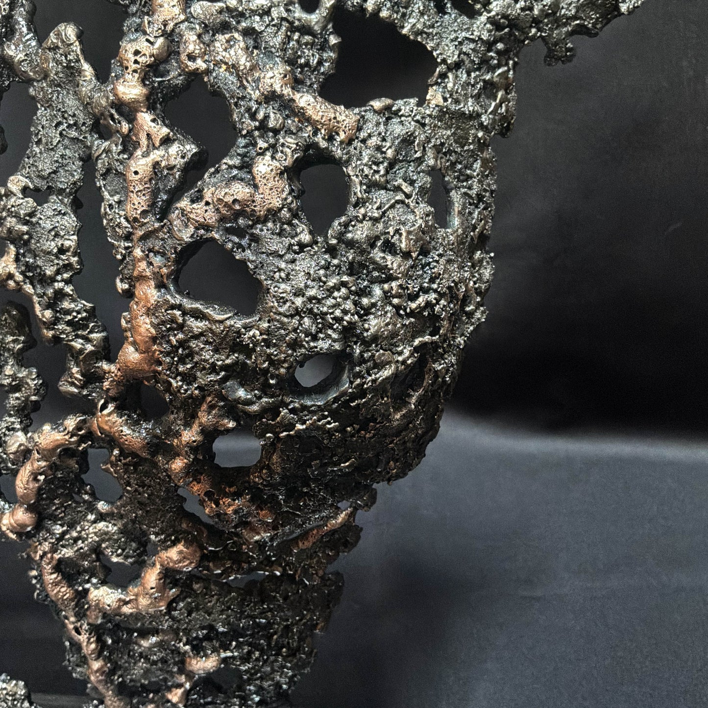 Détail de la dentelle de métal formant la sculpture Au cœur du feu