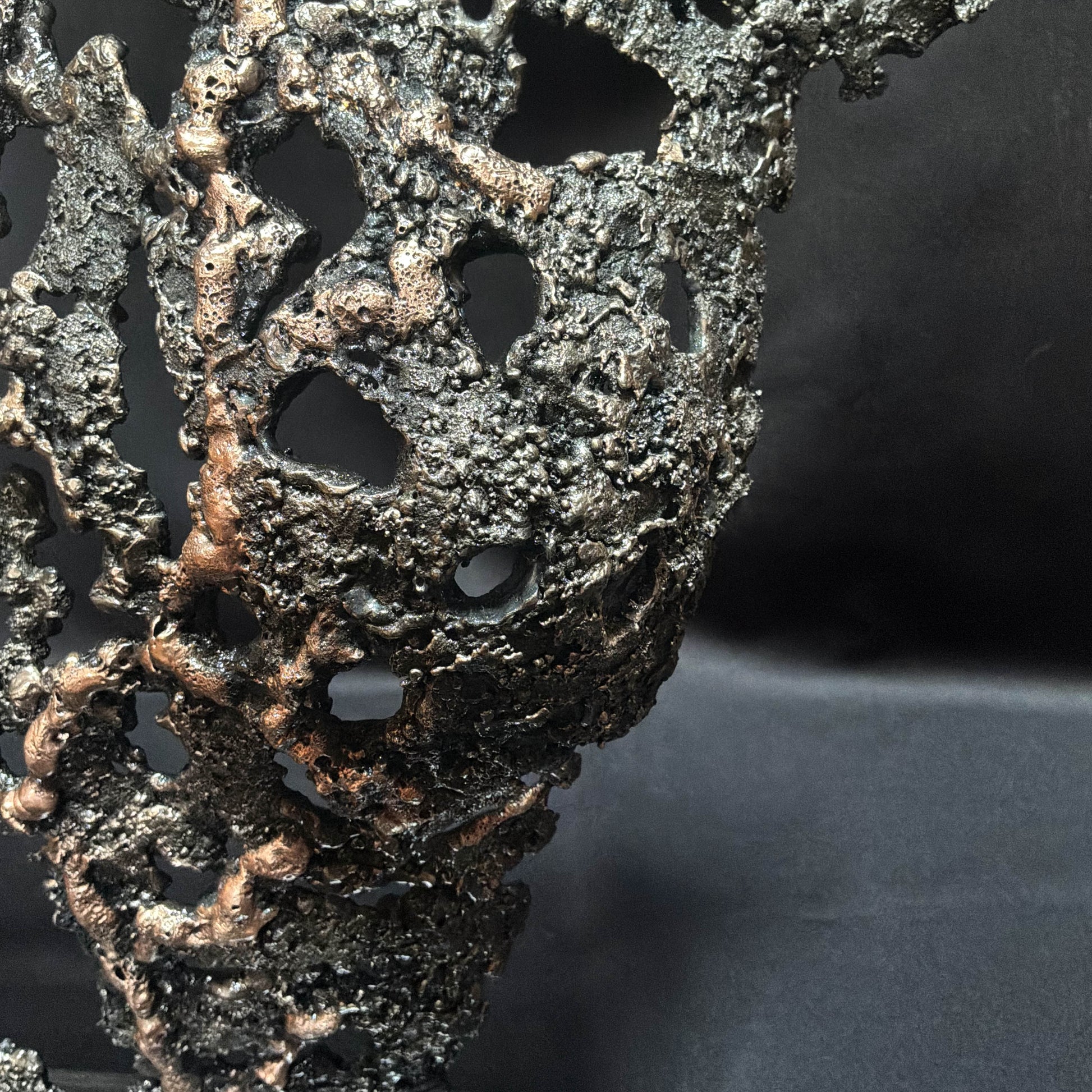 Détail de la dentelle de métal formant la sculpture Au cœur du feu