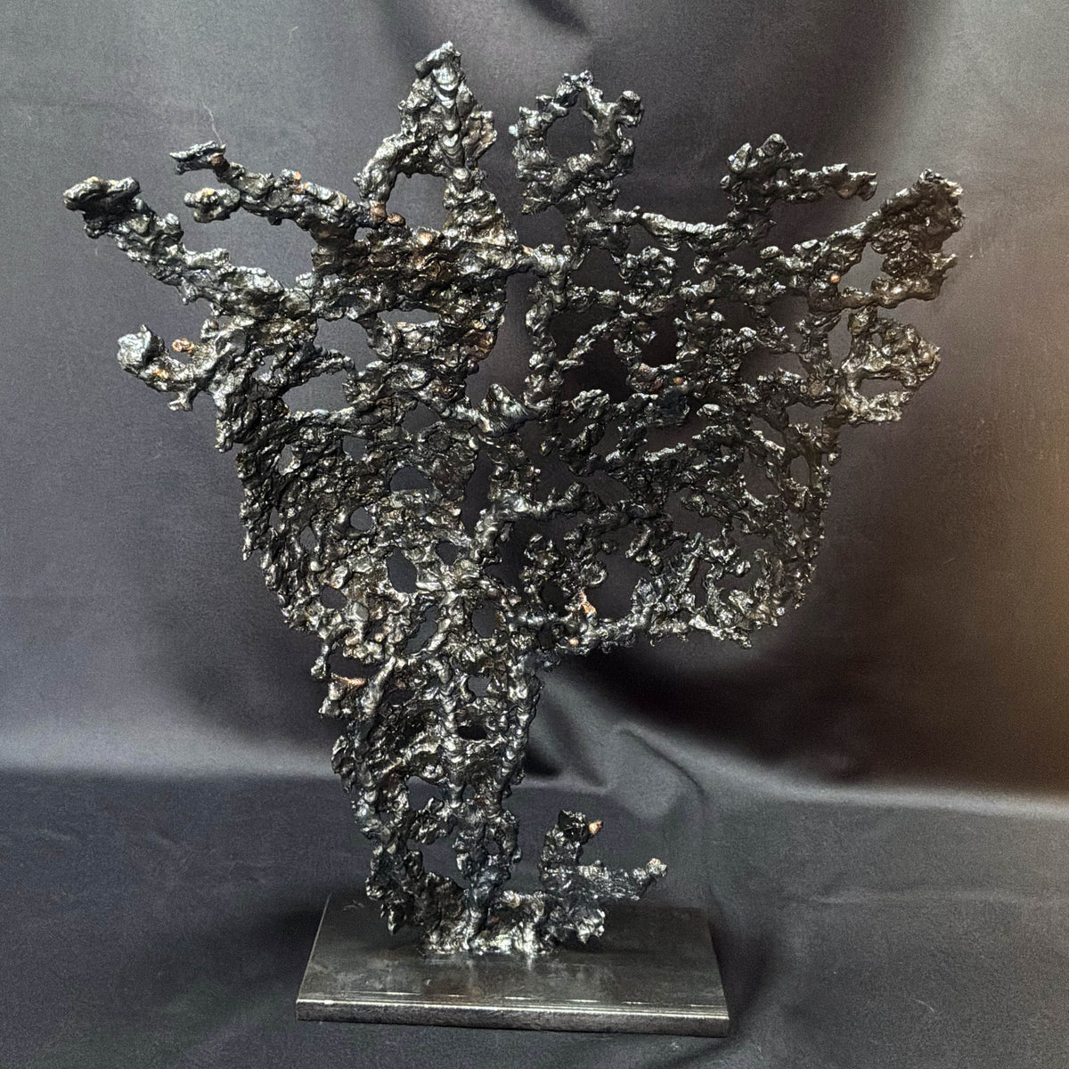 Vue arrière de Au cœur du feu, sculpture de buste féminin contemporain en métal