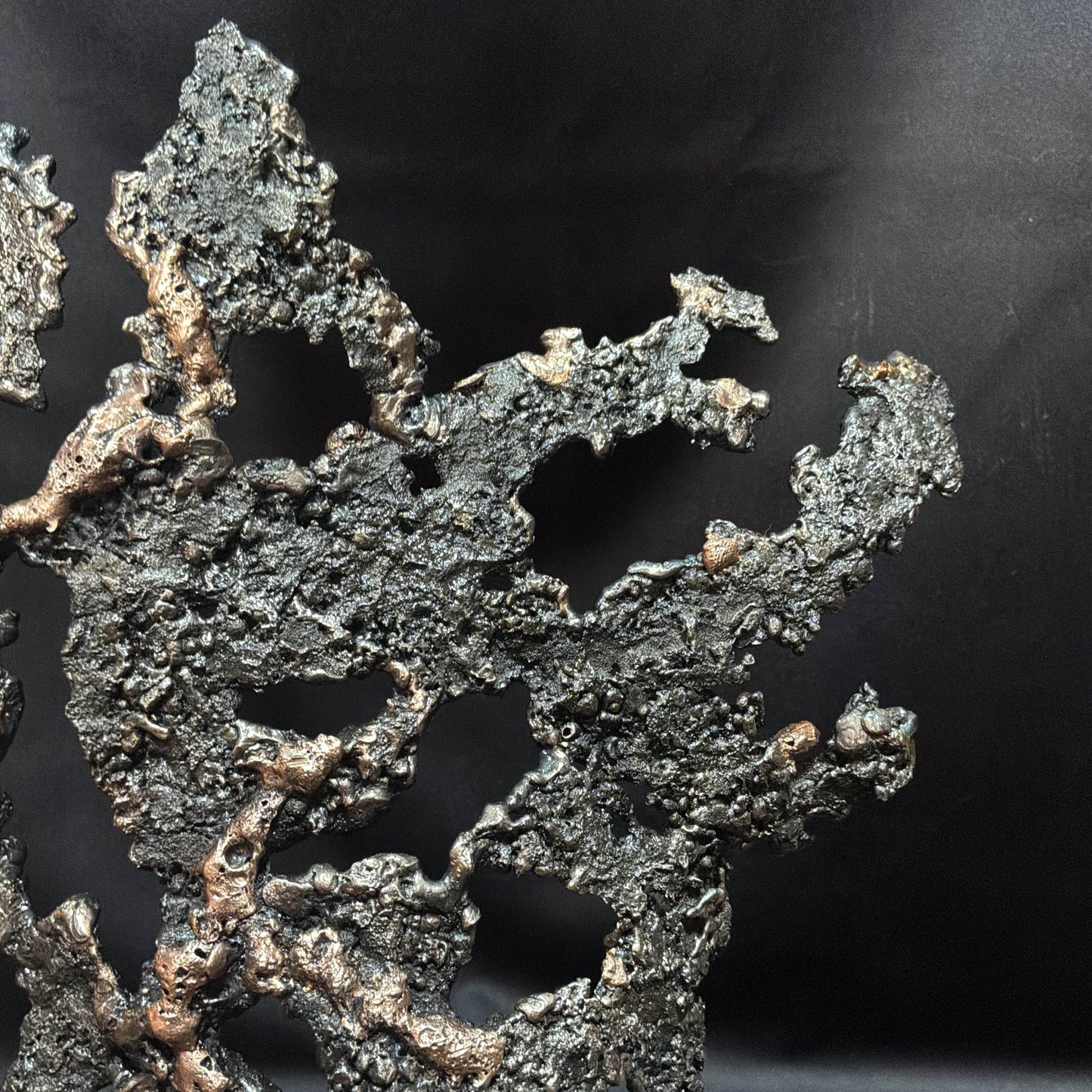 Texture organique en acier et bronze de la sculpture féminine contemporaine Au cœur du feu