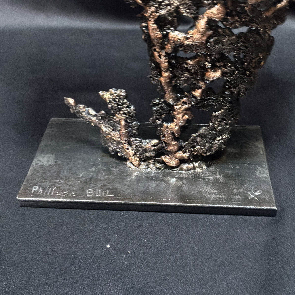 Détail de la structure organique en acier et bronze de la sculpture de buste féminin Au cœur du feu