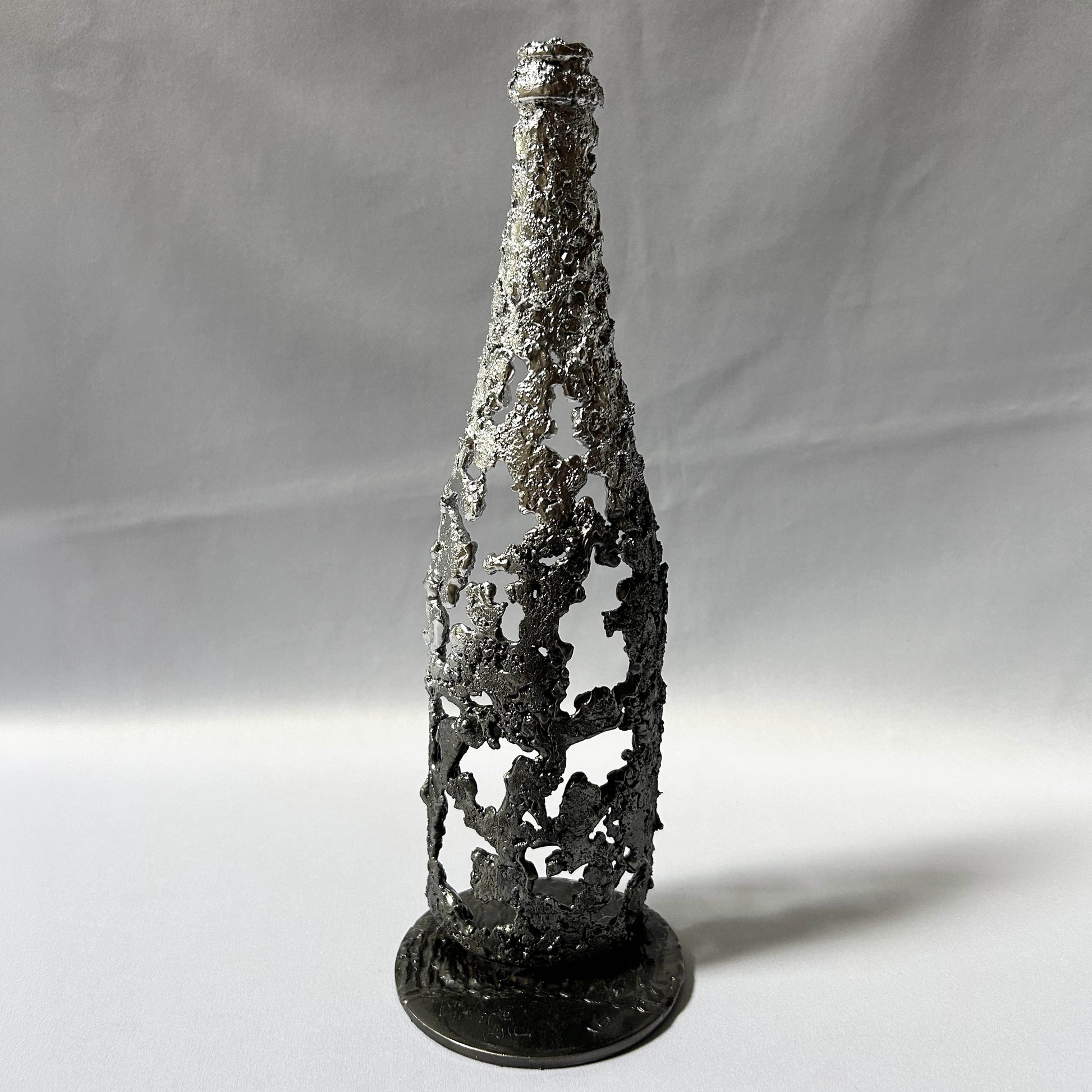 sculpture bouteille vin métal acier chrome contemporaine