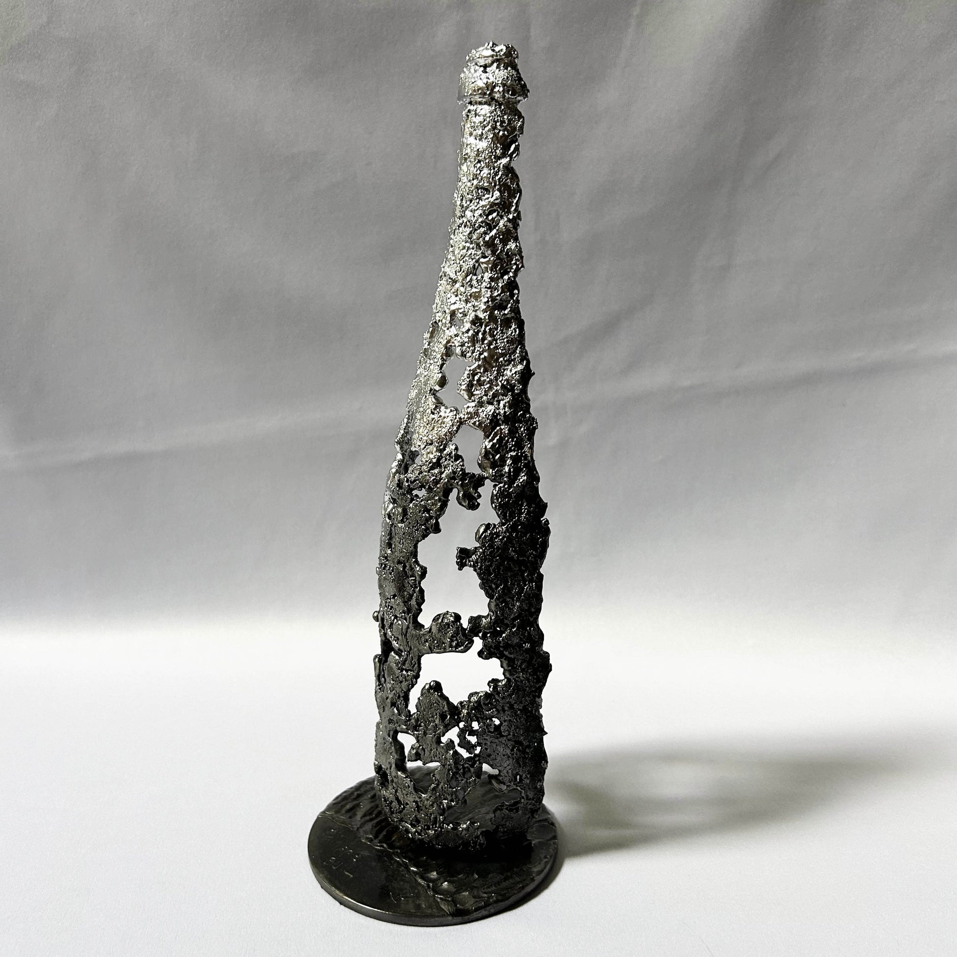 bouteille vin en dentelle de métal ajourée