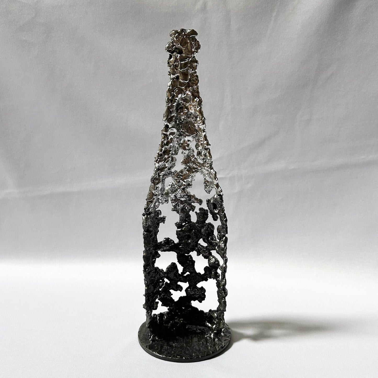 sculpture artistique bouteille vin design moderne - vue de dos