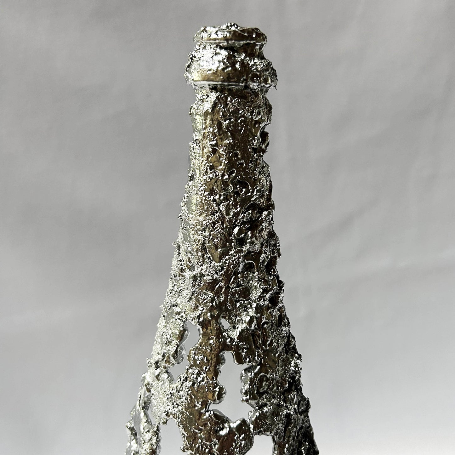 détail texture sculpture métal ajouré chrome