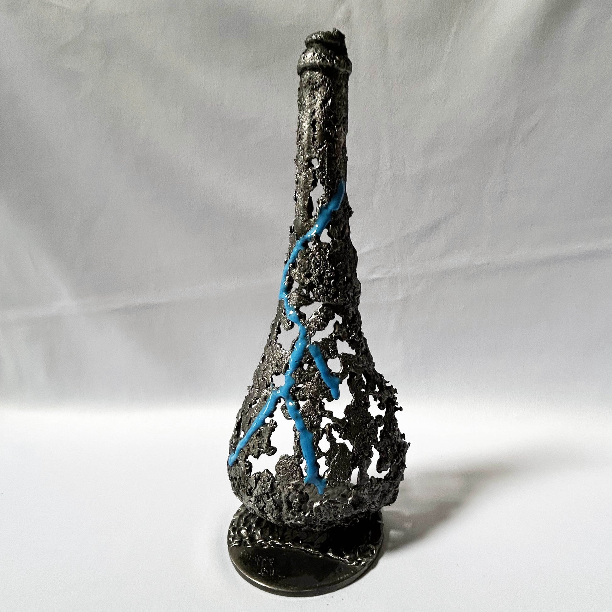 sculpture bouteille champagne métal avec résine bleue contemporaine