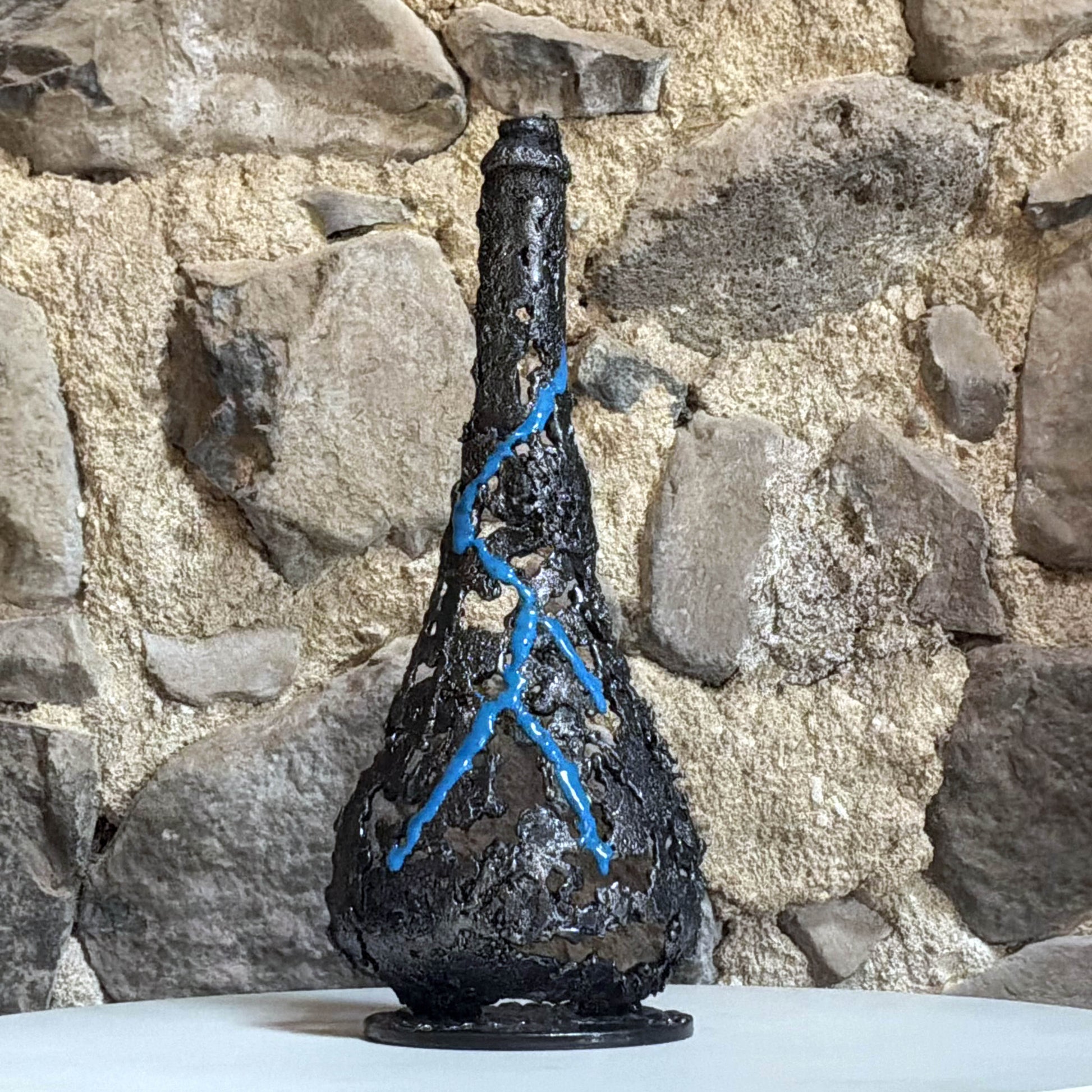 sculpture bouteille champagne métal avec résine bleue contemporaine