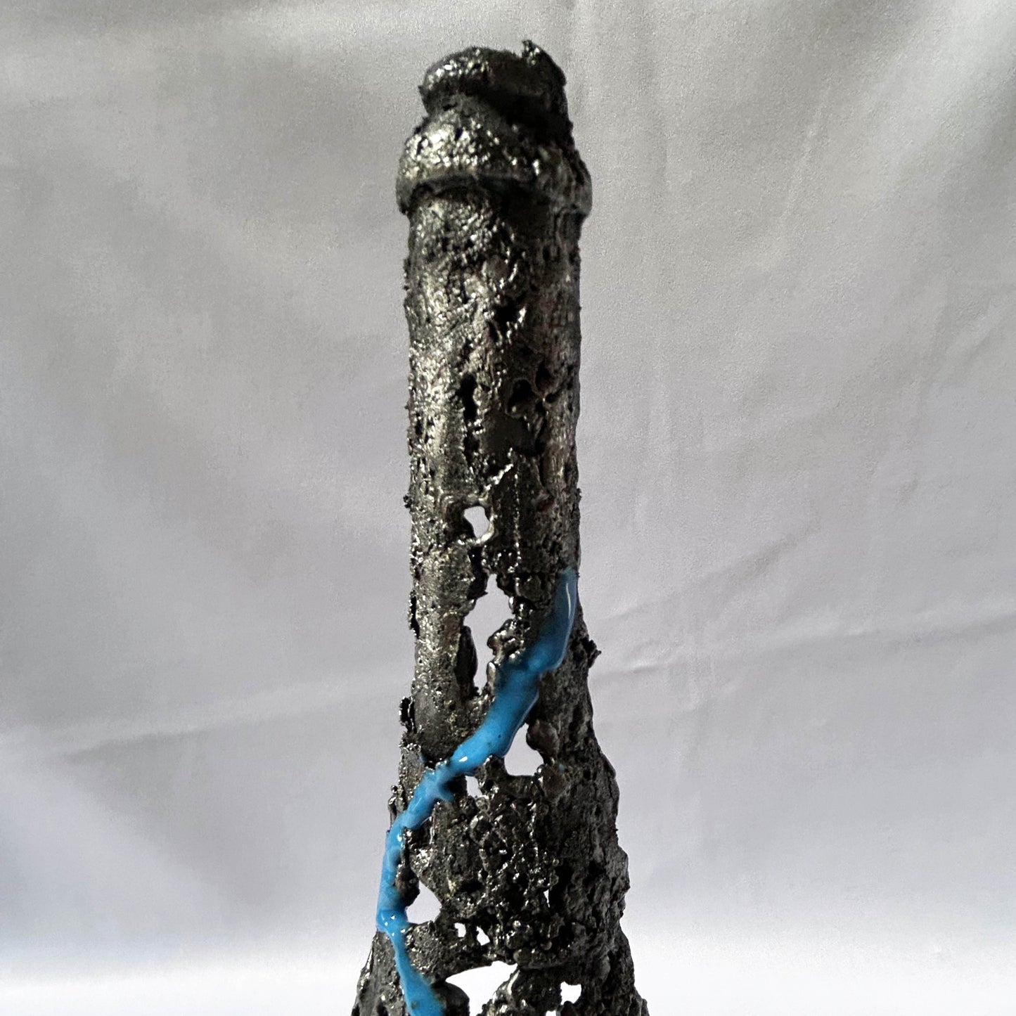 détail sculpture bouteille champagne métal texture dentelle