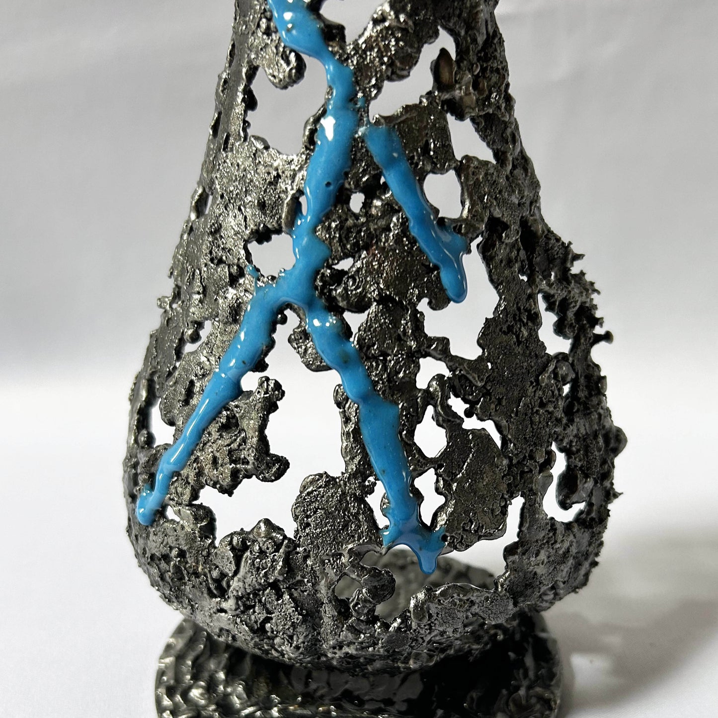 détail sculpture bouteille champagne métal texture dentelle