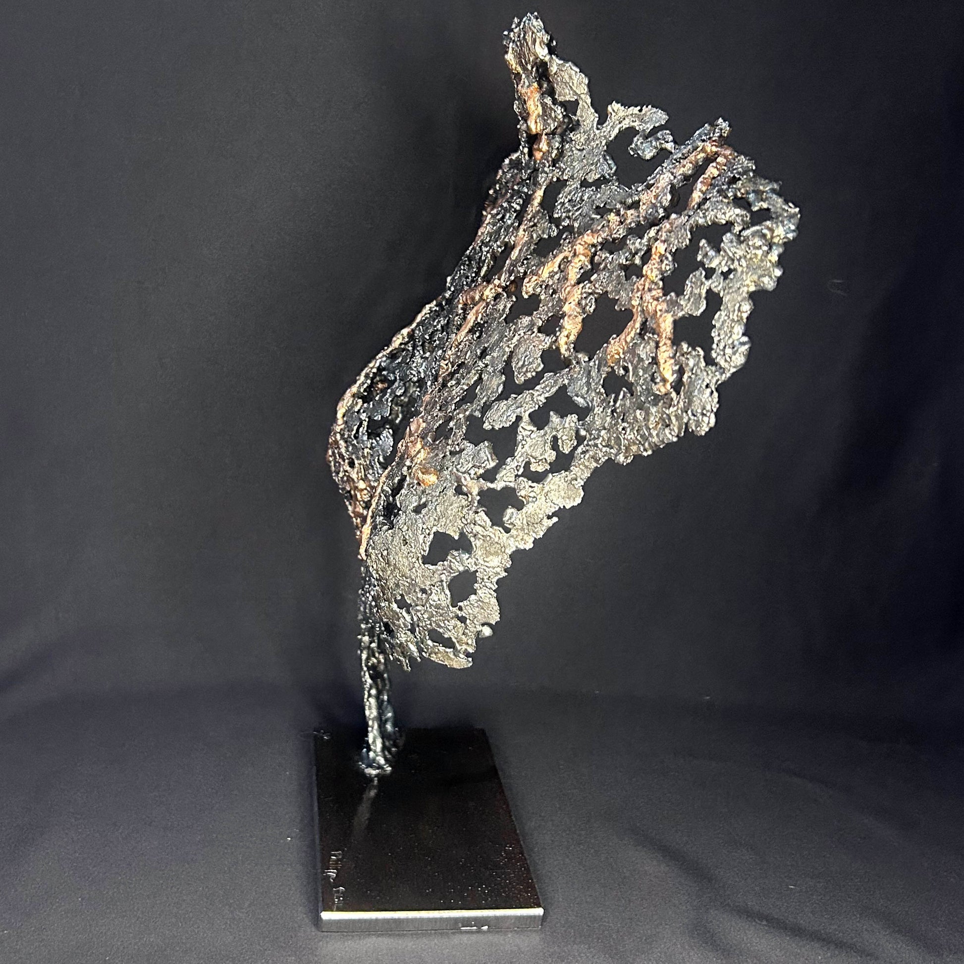 Buste féminin à taille réelle en dentelle de métal, sculpture en acier et bronze de Philippe Buil, forme ajourée organique, série Belisama.