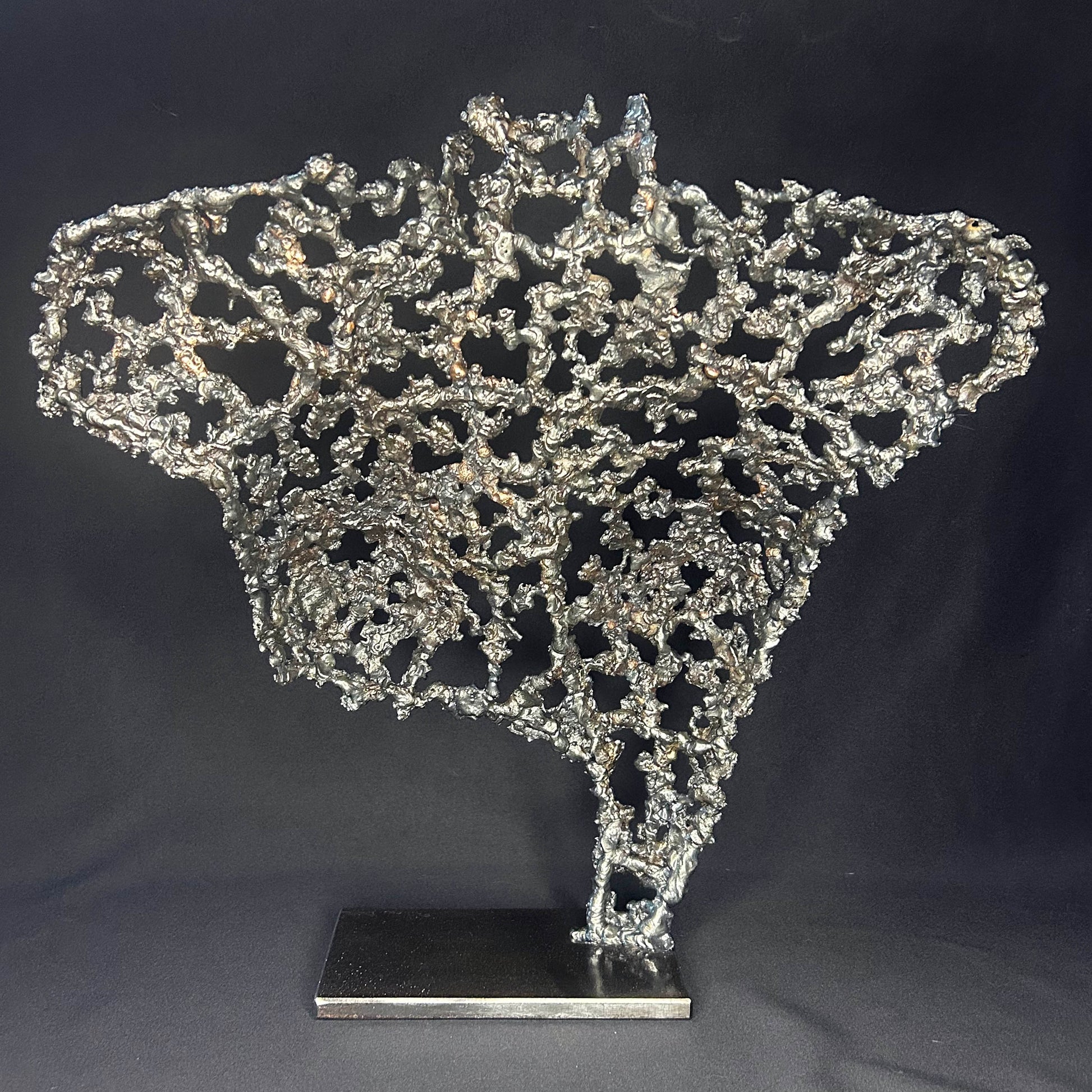 Buste féminin à taille réelle en dentelle de métal, sculpture en acier et bronze de Philippe Buil, forme ajourée organique, série Belisama.