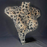 Buste féminin à taille réelle en dentelle de métal, sculpture en acier et bronze de Philippe Buil, forme ajourée organique, série Belisama.