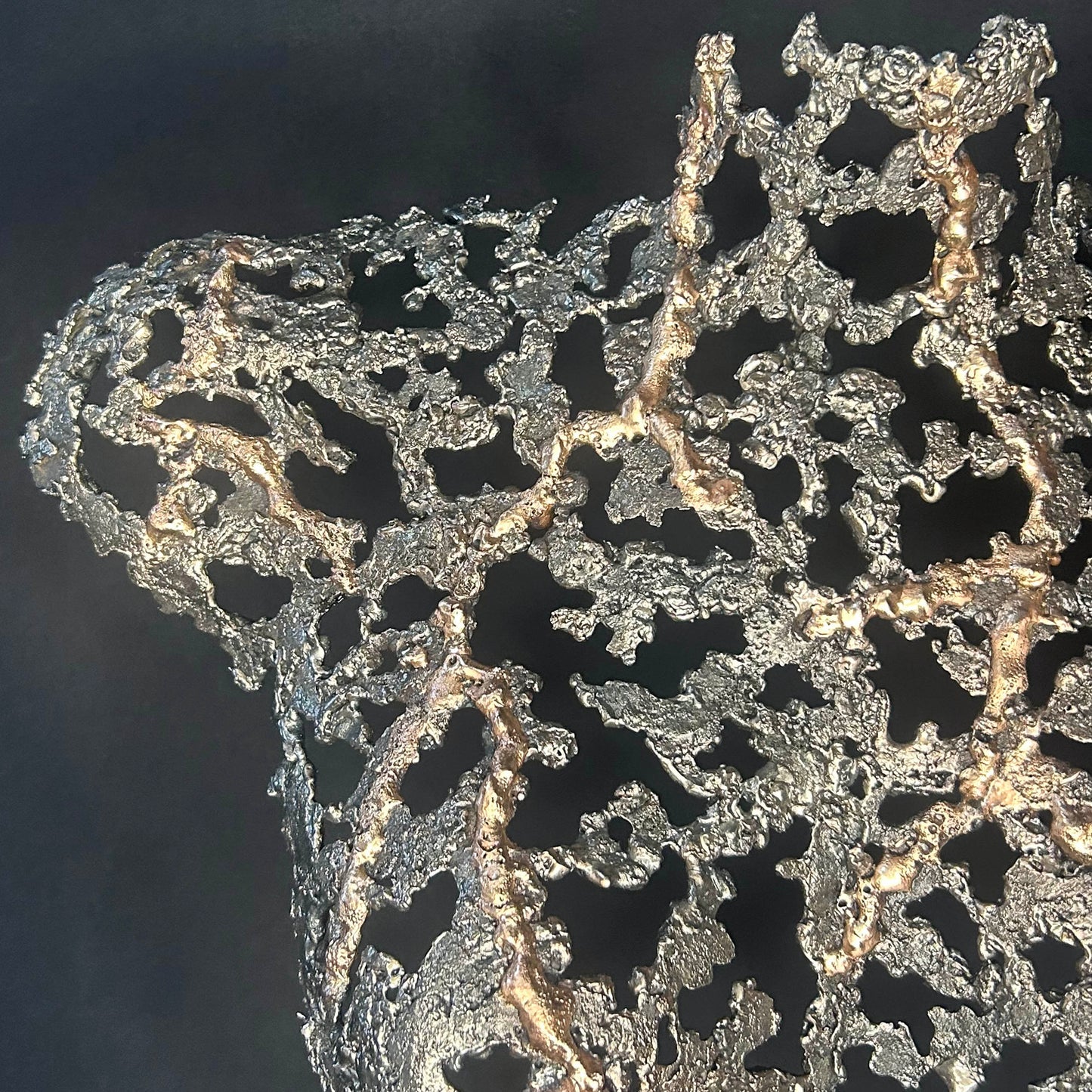 Buste féminin à taille réelle en dentelle de métal, sculpture en acier et bronze de Philippe Buil, forme ajourée organique, série Belisama.