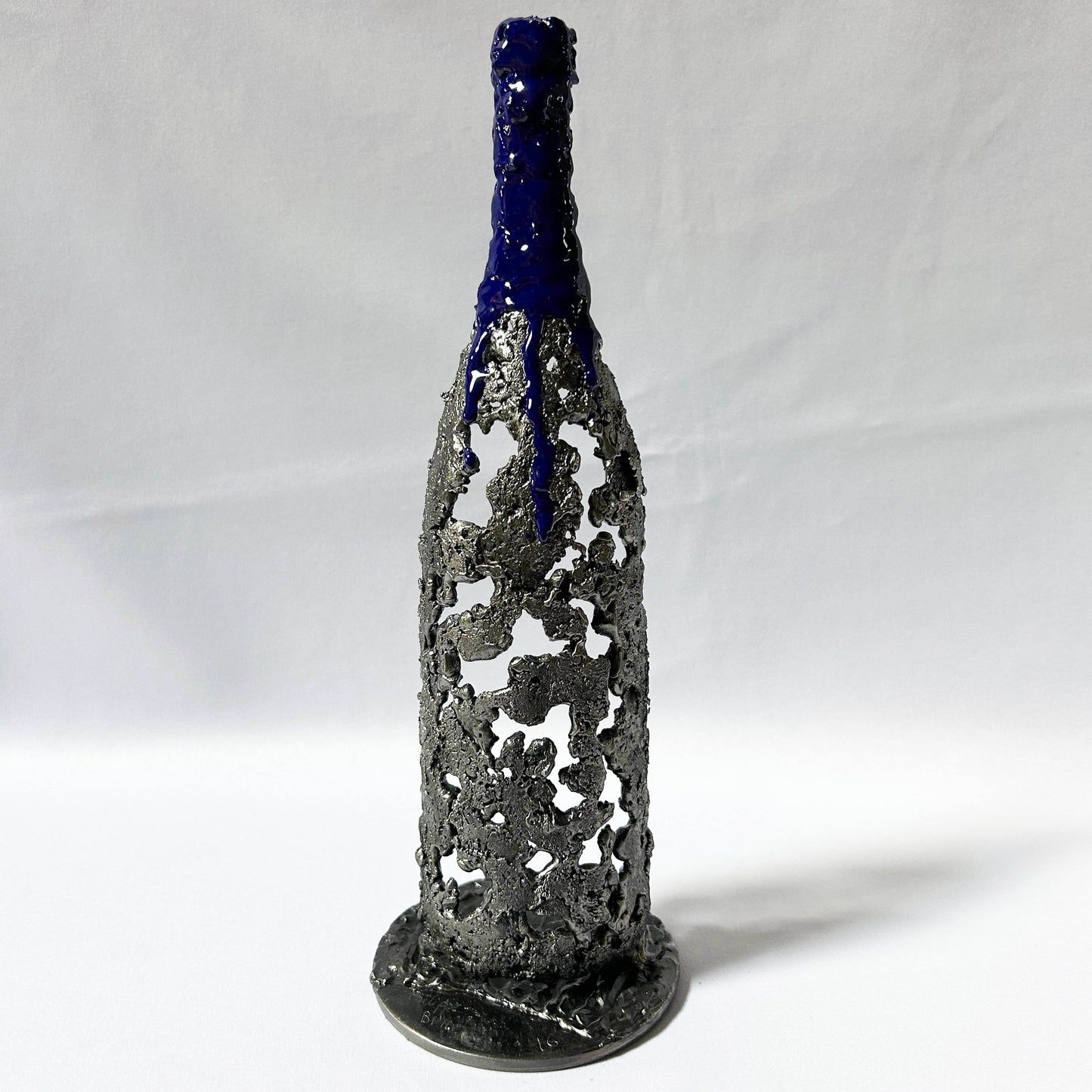 Sculpture bouteille dentelle métal avec résine bleue Philippe Buil