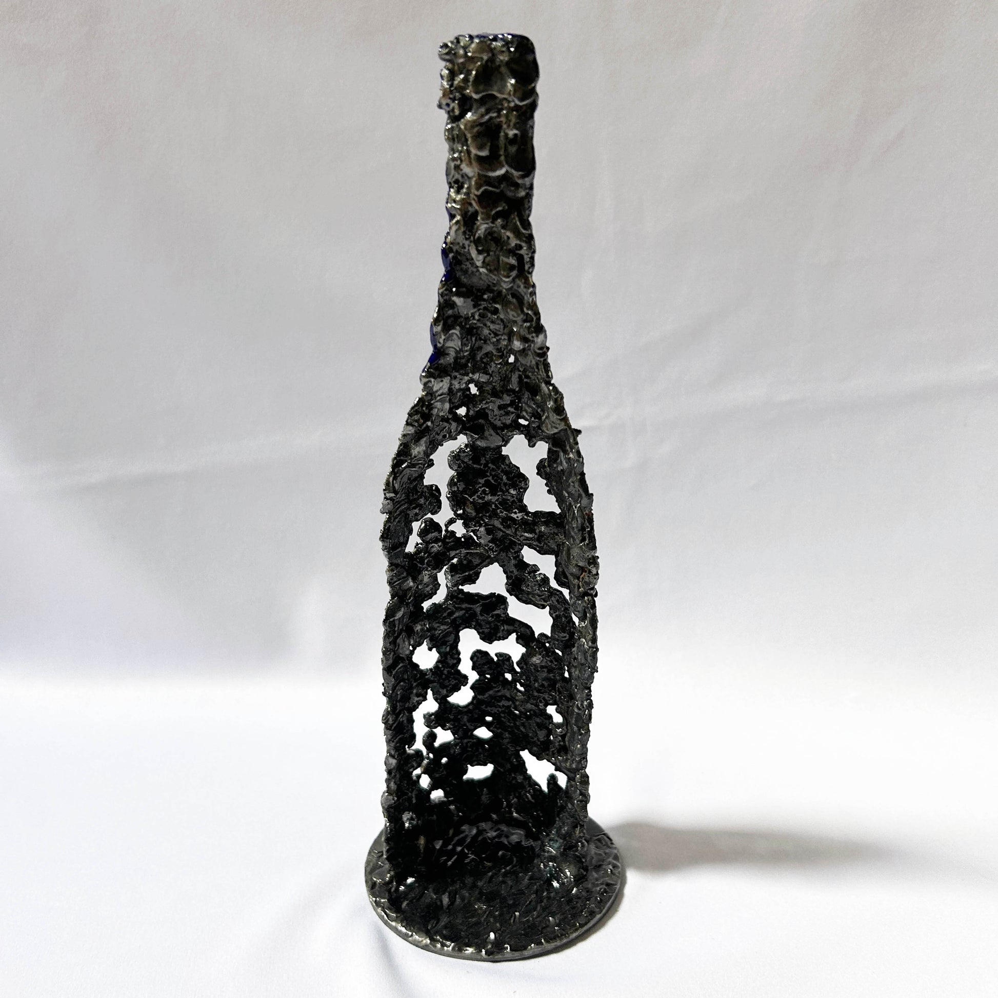Sculpture bouteille dentelle métal avec résine bleue Philippe Buil - vue de dos