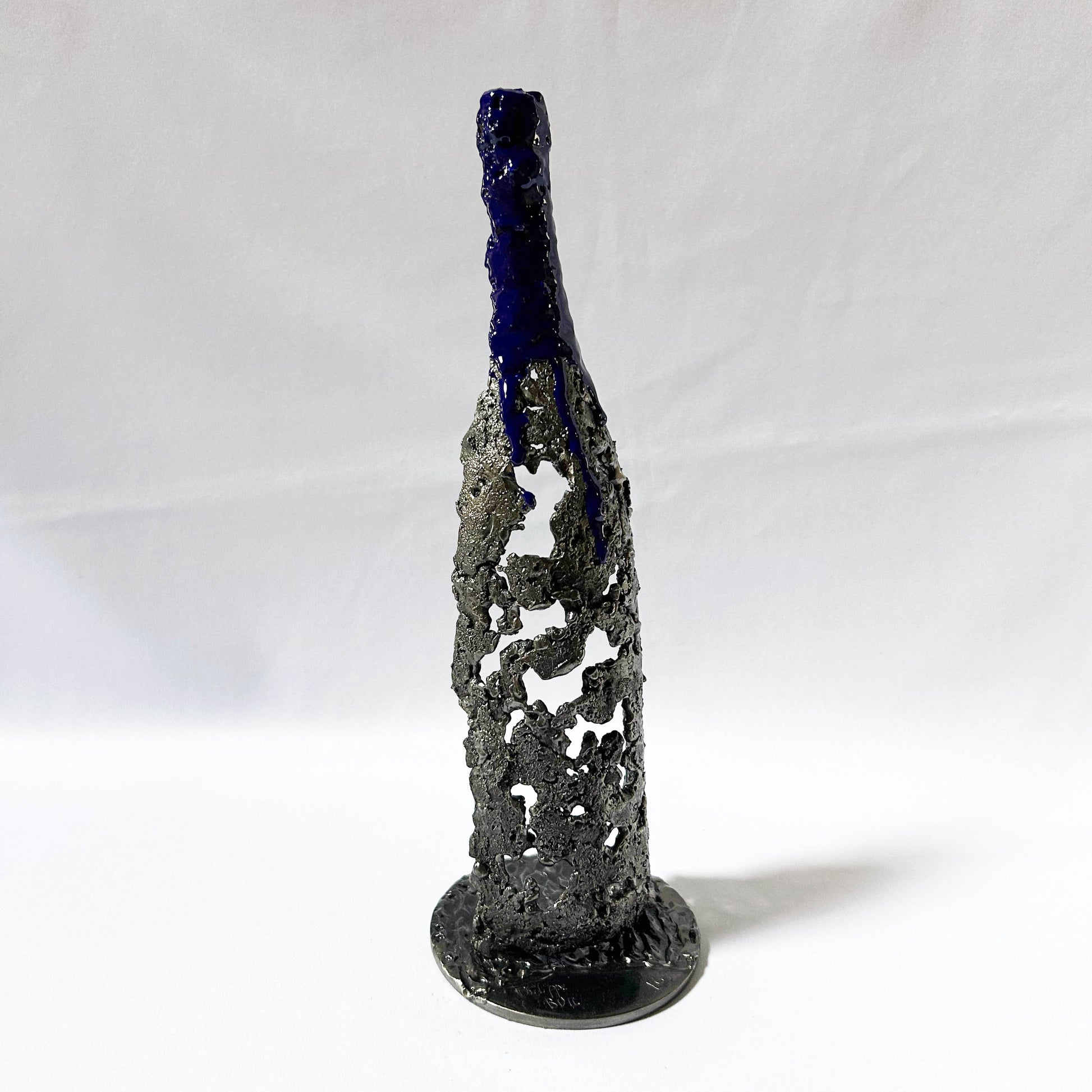 Sculpture design bouteille en métal ajouré vue de profil