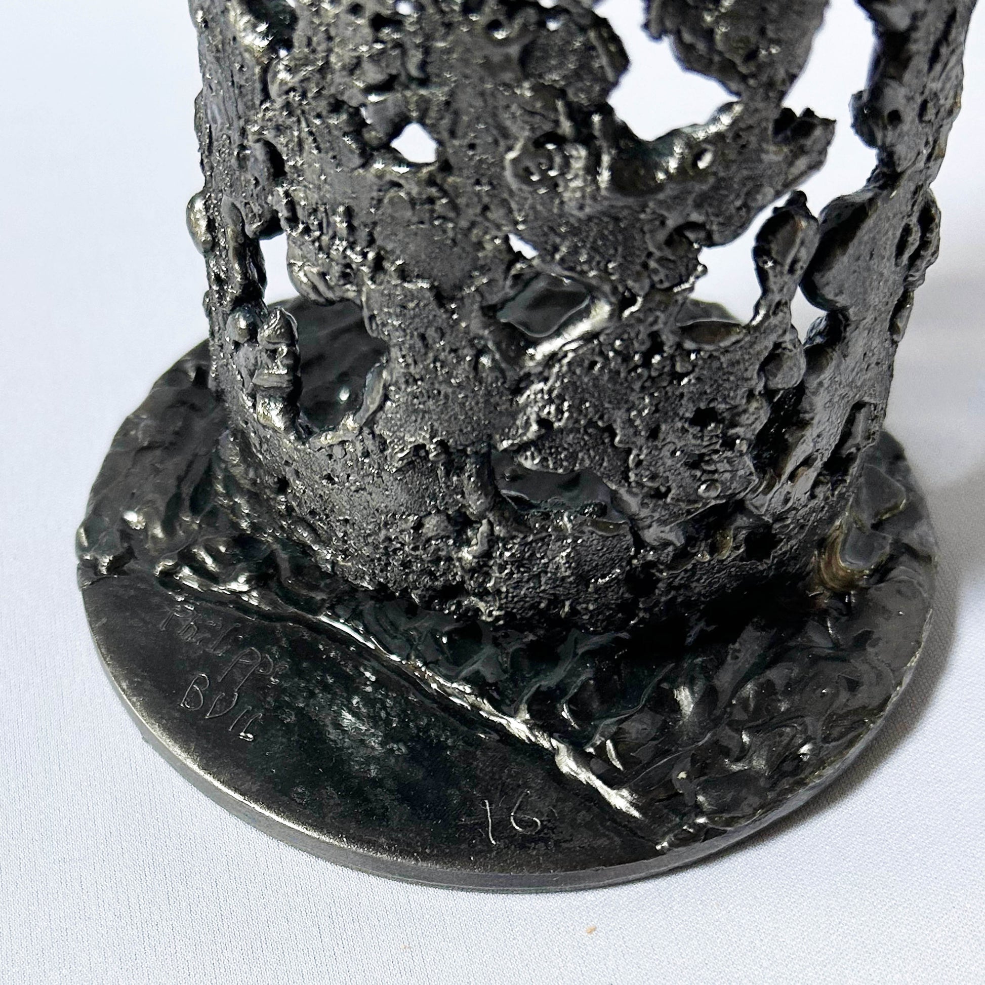 Œuvre bouteille artistique symbolisant le temps et la mémoire - signature de Philippe Buil gravée sur le socle