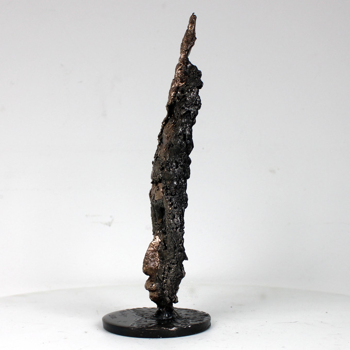 Vue de profil sculpture masque africain lundi bronze acier corne unique