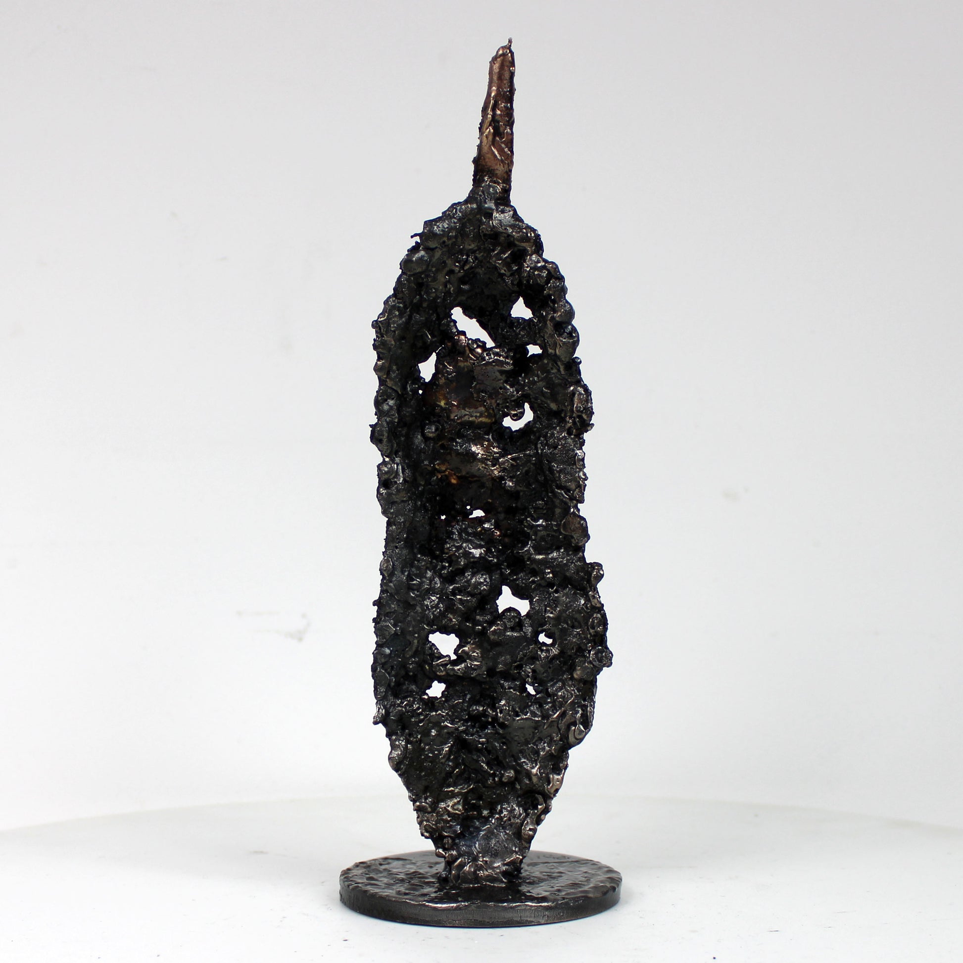 Vue arrière masque africain métal dentelle corne sculpture contemporaine