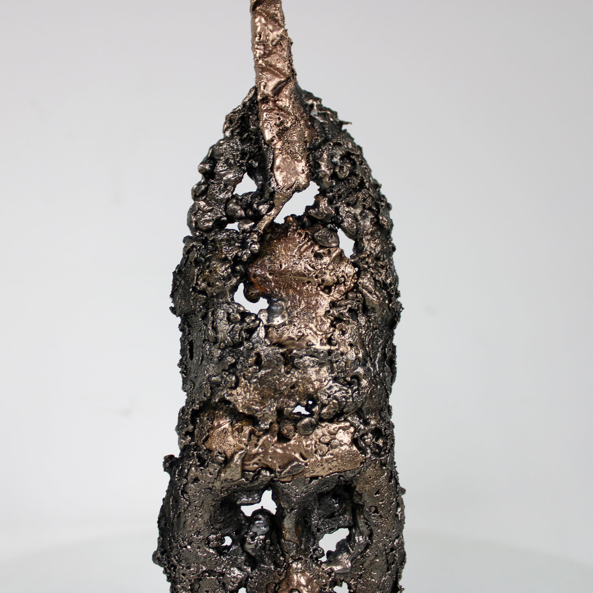 Détail sculpture masque africain lundi bronze acier corne unique