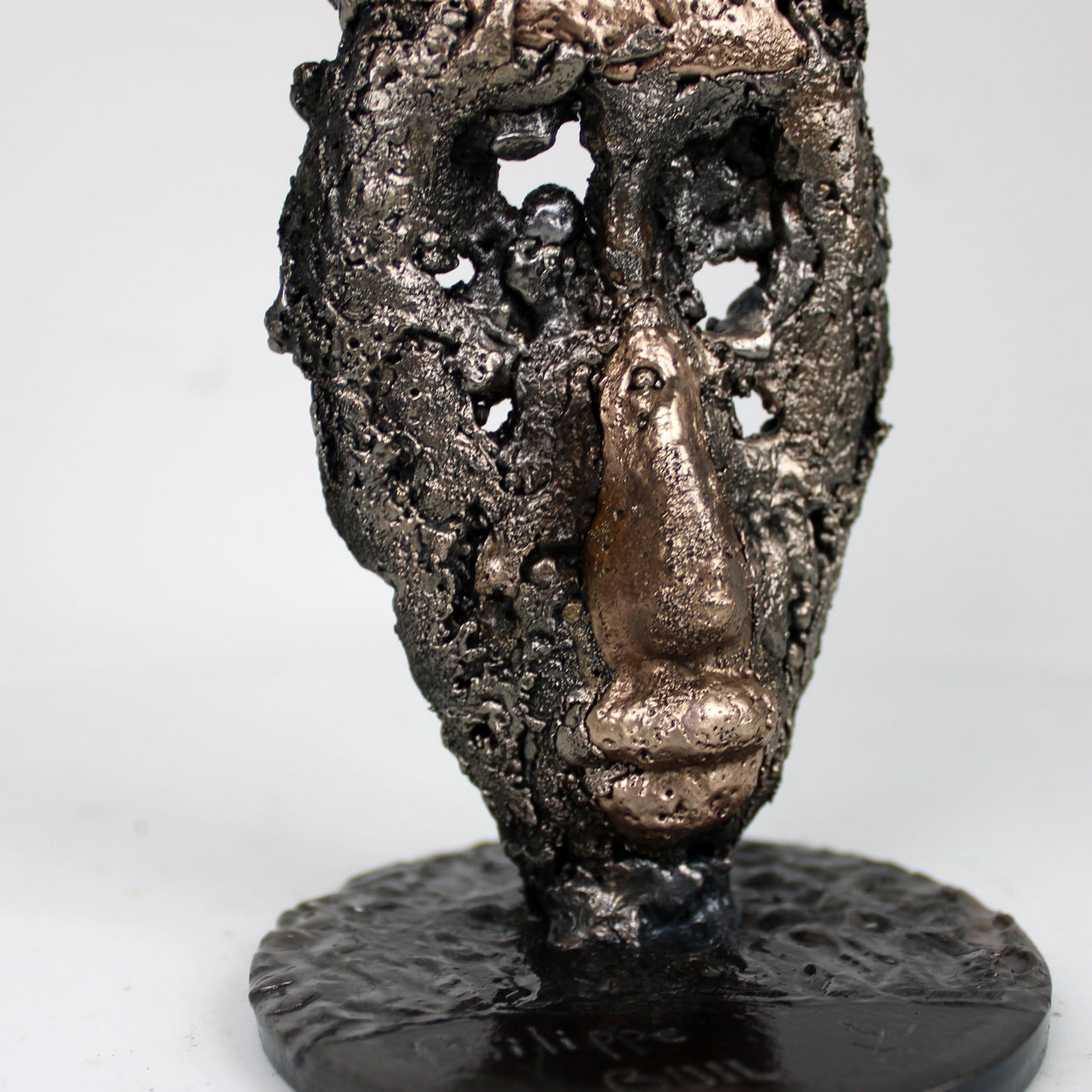 Détail masque africain métal dentelle corne sculpture contemporaine