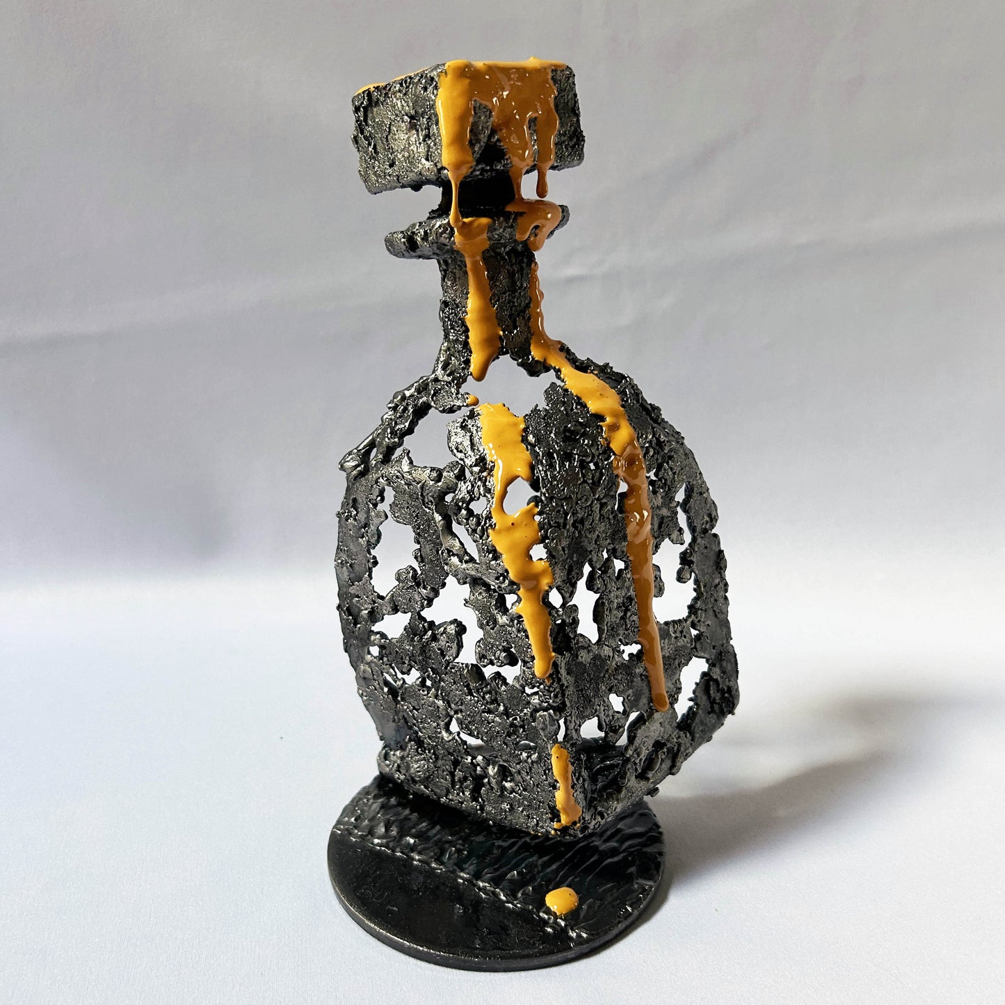 sculpture bouteille métal contemporaine résine jaune artistique