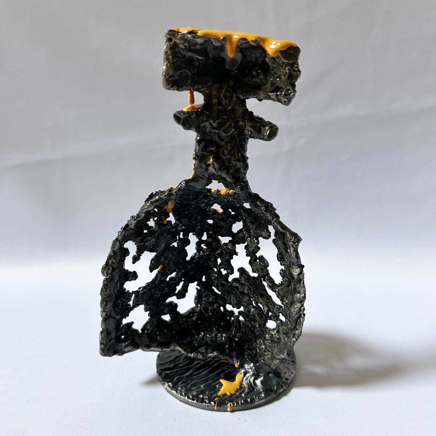 sculpture flacon métal design contemporain résine solaire vue de dos