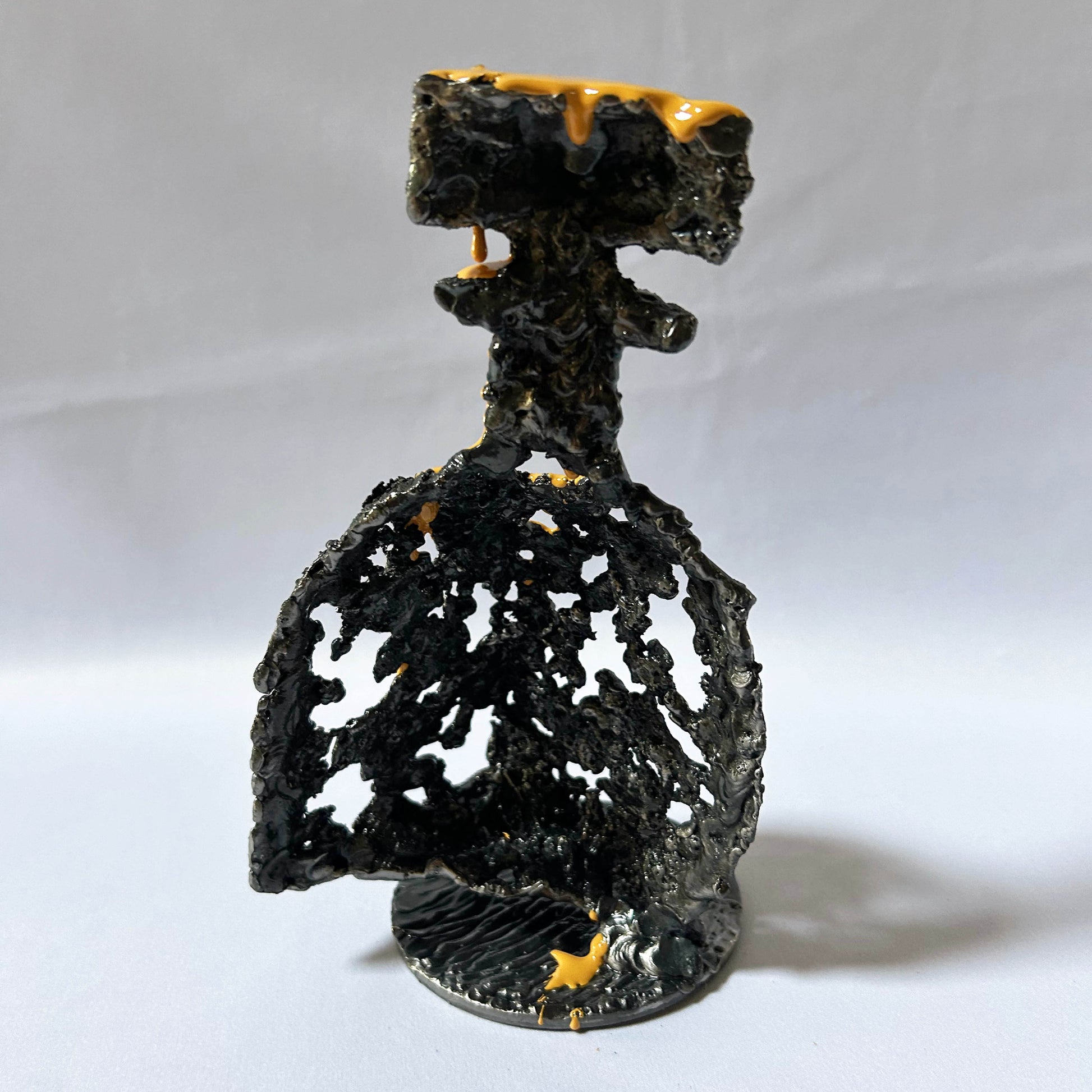 sculpture flacon métal design contemporain résine solaire vue de dos