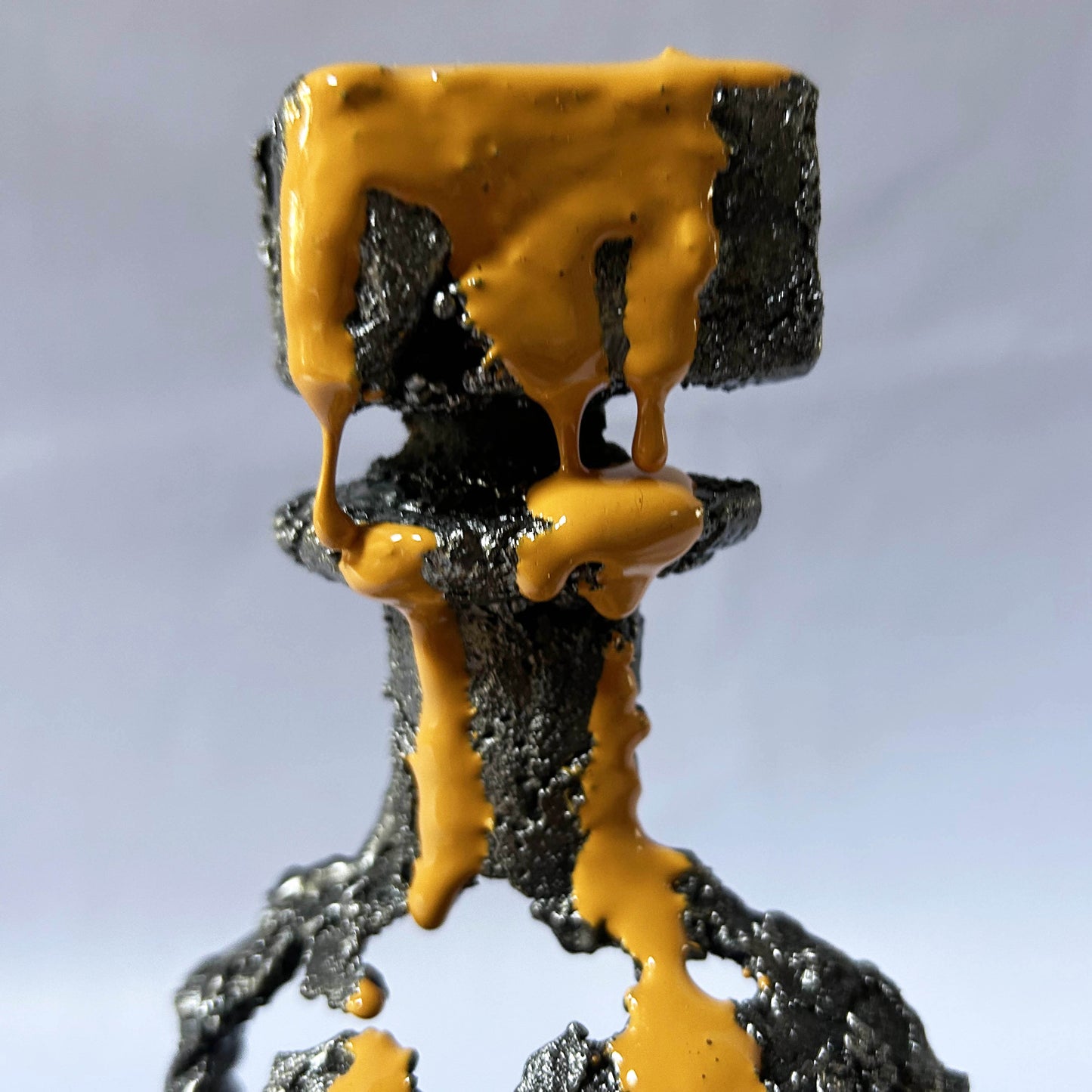 détail sculpture métal dentelle résine jaune