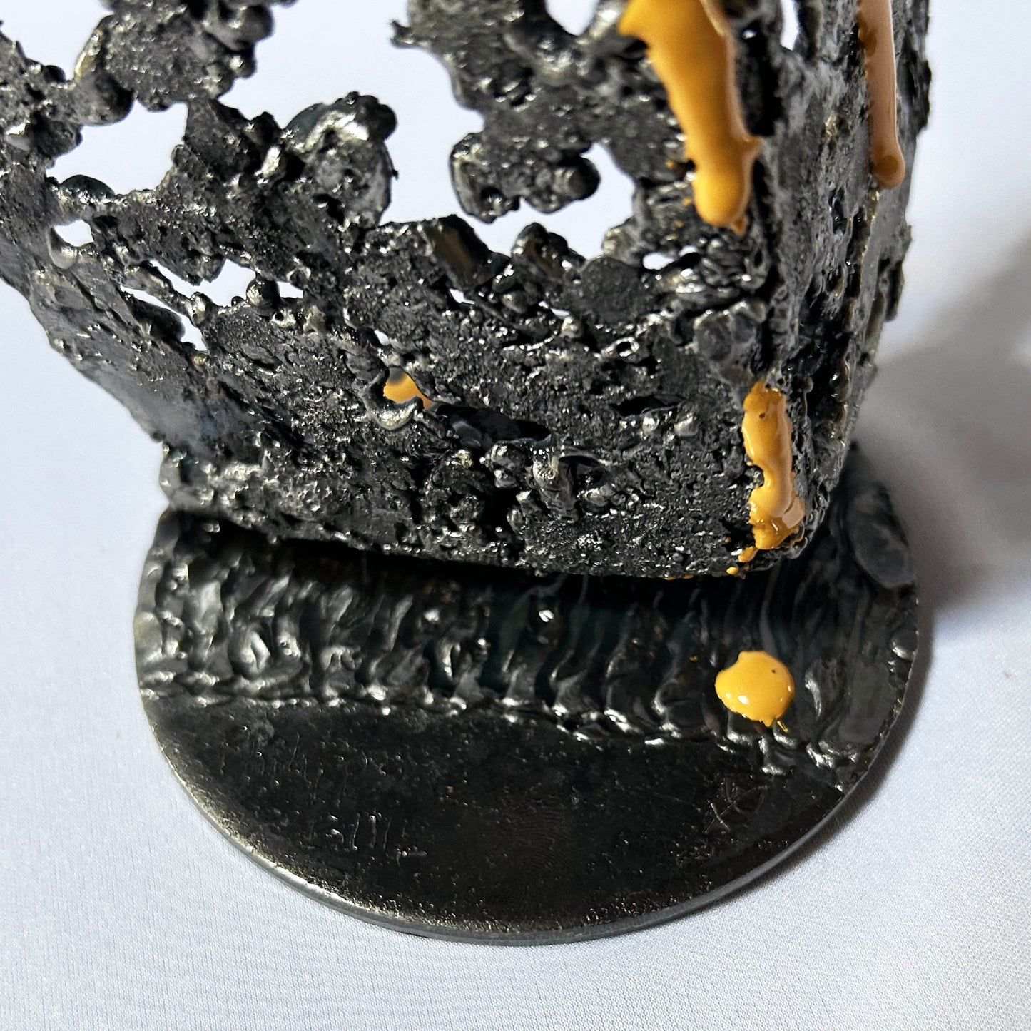 signature de philippe Buil sur sculpture métal dentelle résine jaune