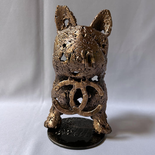 Sculpture de Philippe Buil représentant la face avant d'un chien fusionnée avec le célèbre logo Coco Chanel, réalisée en dentelle de métal acier et bronze