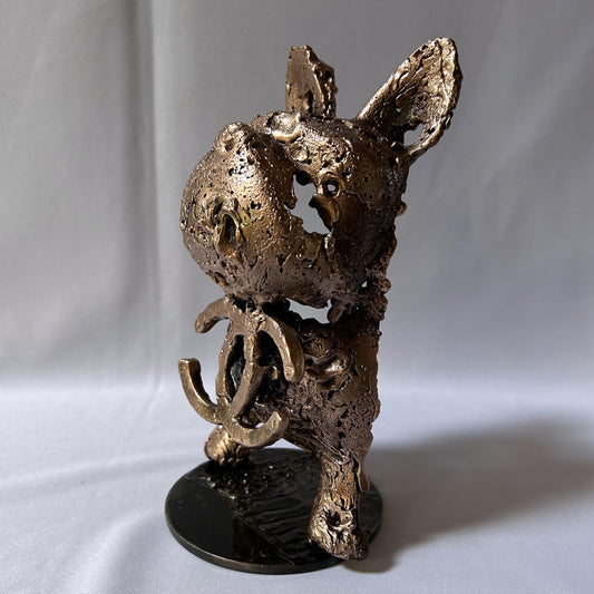 Sculpture de Philippe Buil représentant la face avant d'un chien fusionnée avec le célèbre logo Coco Chanel, réalisée en dentelle de métal acier et bronze