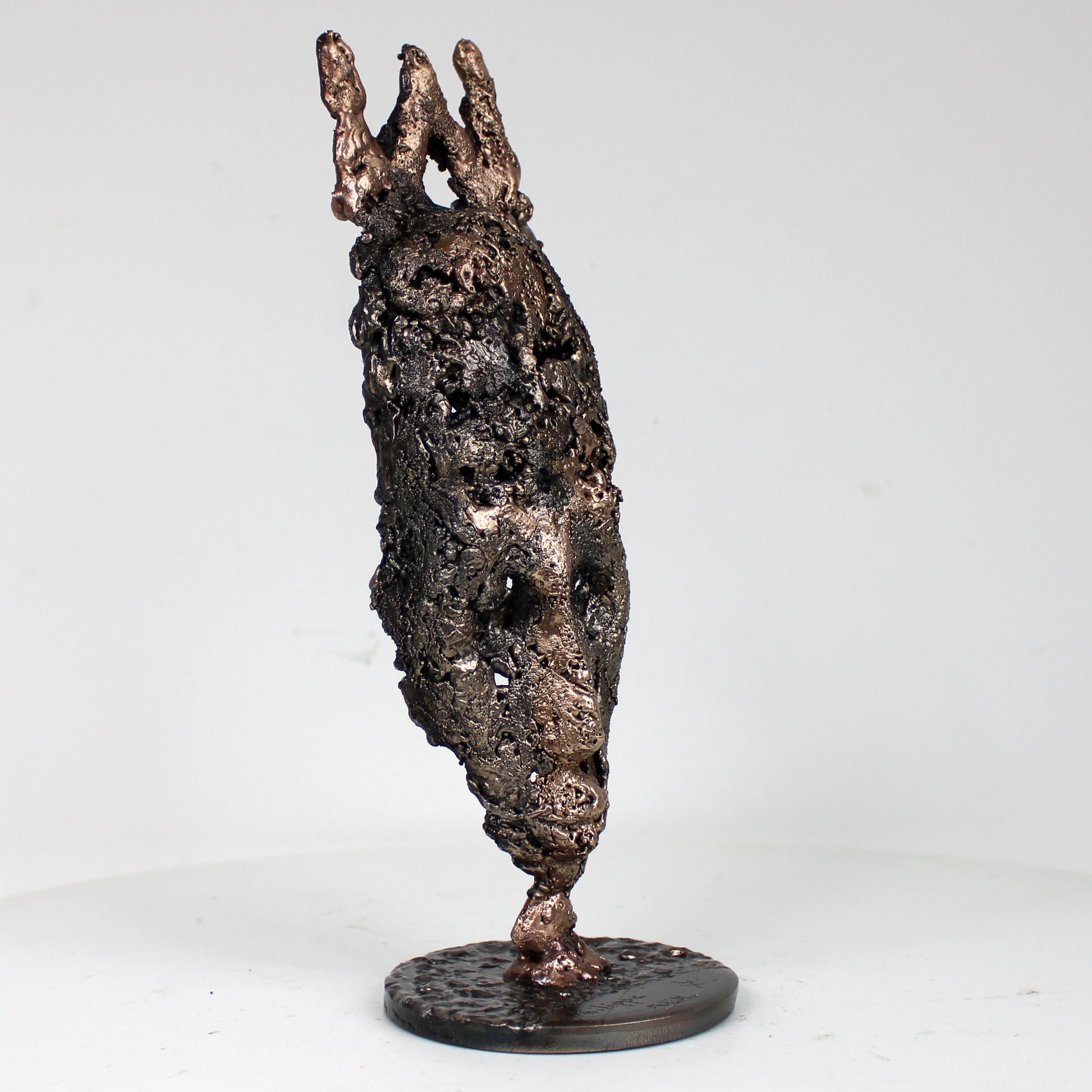 masque africain contemporain structure complexe métal - vue de profil