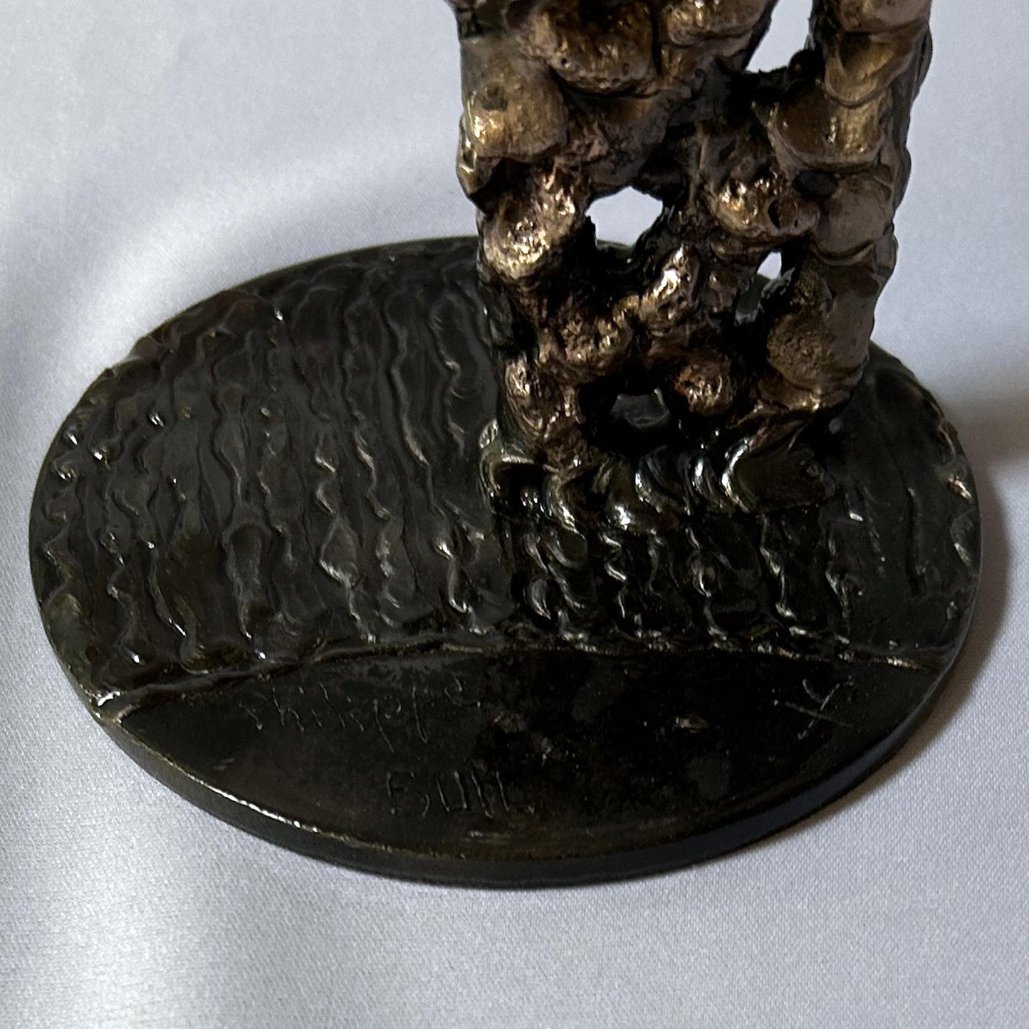 Cette sculpture de Philippe Buil représente un buste féminin, sublimé par une dentelle métallique ajourée, alliance de bronze et d'acier.