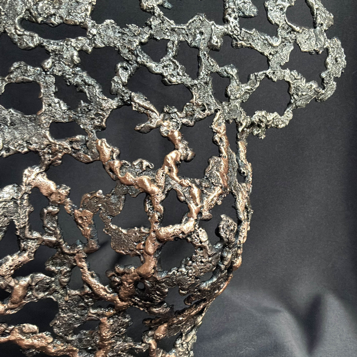 Détail du buste de femme en dentelle de métal de Belisama L’Élan des Origines