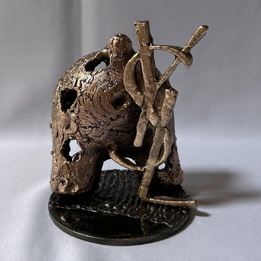 Sculpture de Philippe Buil représentant une silhouette canine stylisée orné du logo emblématique YSL en dentelle de bronze.